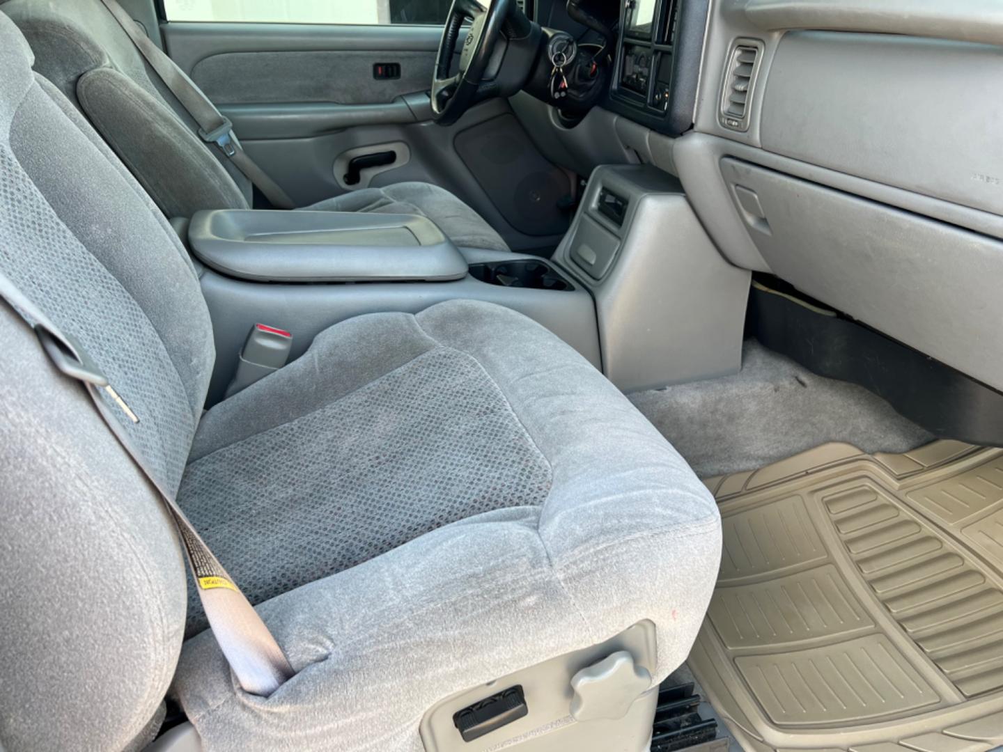 2000 White /Gray Chevrolet Silverado 2500 LS (1GCFC29U3YE) with an 6.0L V8 Gas engine, Automatic transmission, located at 4520 Airline Hwy, Baton Rouge, LA, 70805, (225) 357-1497, 30.509325, -91.145432 - 2000 Chevy Silverado 2500 Ext Cab LS 2WD 6.0 V8 Gas, 210K Miles, Power Windows, Locks & Mirrors, Cold A/C, Spray In Bedliner, Good Tires, Tow Pkg. FOR INFO PLEASE CONTACT JEFF AT 225 357-1497 CHECK OUT OUR A+ RATING WITH THE BETTER BUSINESS BUREAU WE HAVE BEEN A FAMILY OWNED AND OPERATED BUSINESS A - Photo#11