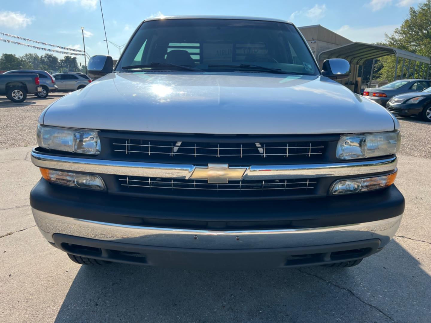 2000 White /Gray Chevrolet Silverado 2500 LS (1GCFC29U3YE) with an 6.0L V8 Gas engine, Automatic transmission, located at 4520 Airline Hwy, Baton Rouge, LA, 70805, (225) 357-1497, 30.509325, -91.145432 - 2000 Chevy Silverado 2500 Ext Cab LS 2WD 6.0 V8 Gas, 210K Miles, Power Windows, Locks & Mirrors, Cold A/C, Spray In Bedliner, Good Tires, Tow Pkg. FOR INFO PLEASE CONTACT JEFF AT 225 357-1497 CHECK OUT OUR A+ RATING WITH THE BETTER BUSINESS BUREAU WE HAVE BEEN A FAMILY OWNED AND OPERATED BUSINESS A - Photo#2