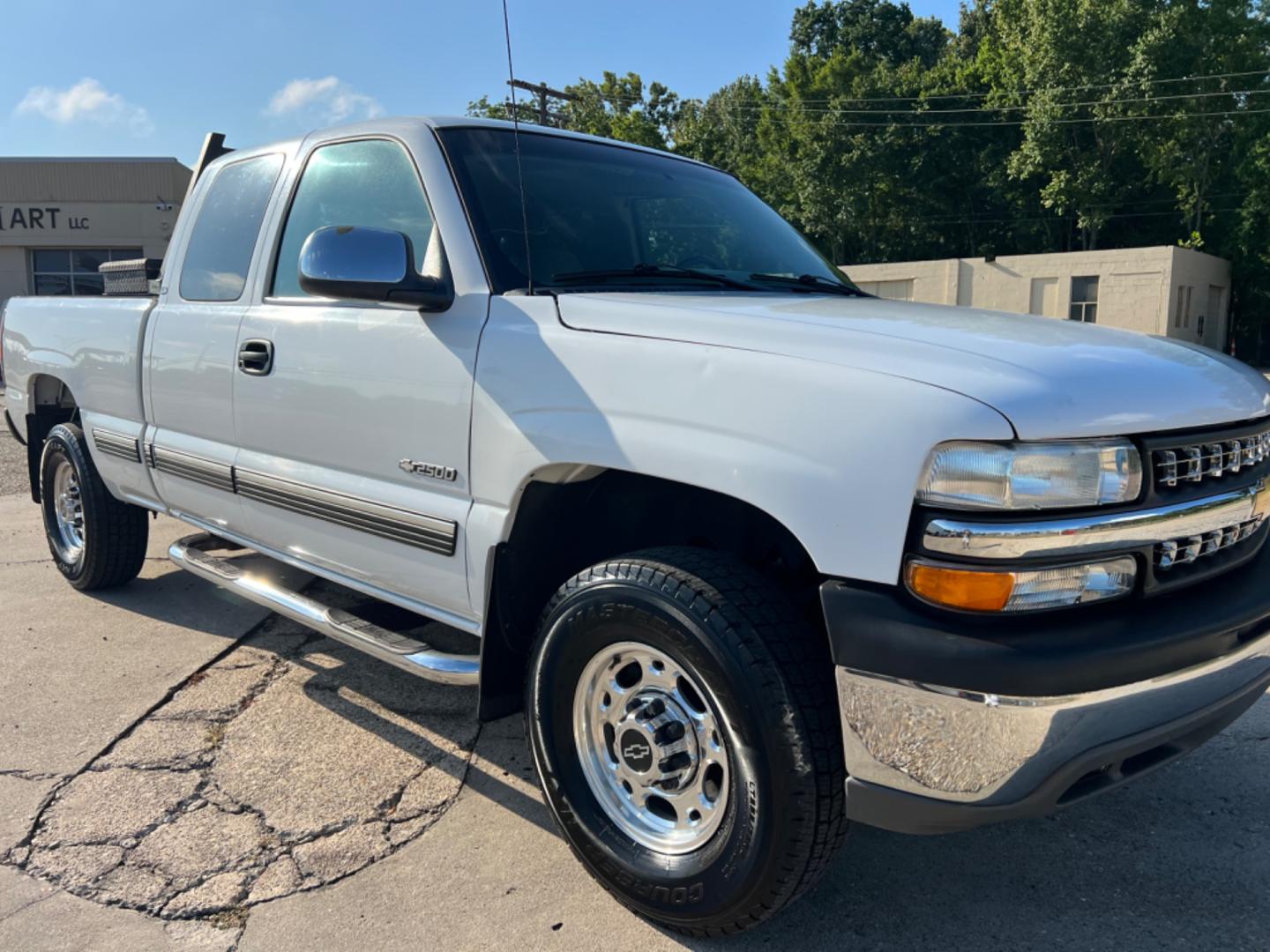 2000 White /Gray Chevrolet Silverado 2500 LS (1GCFC29U3YE) with an 6.0L V8 Gas engine, Automatic transmission, located at 4520 Airline Hwy, Baton Rouge, LA, 70805, (225) 357-1497, 30.509325, -91.145432 - 2000 Chevy Silverado 2500 Ext Cab LS 2WD 6.0 V8 Gas, 210K Miles, Power Windows, Locks & Mirrors, Cold A/C, Spray In Bedliner, Good Tires, Tow Pkg. FOR INFO PLEASE CONTACT JEFF AT 225 357-1497 CHECK OUT OUR A+ RATING WITH THE BETTER BUSINESS BUREAU WE HAVE BEEN A FAMILY OWNED AND OPERATED BUSINESS A - Photo#3