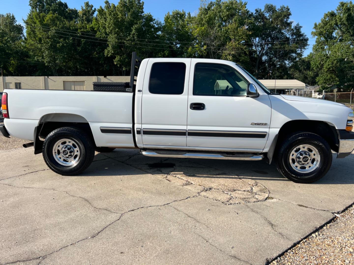 2000 White /Gray Chevrolet Silverado 2500 LS (1GCFC29U3YE) with an 6.0L V8 Gas engine, Automatic transmission, located at 4520 Airline Hwy, Baton Rouge, LA, 70805, (225) 357-1497, 30.509325, -91.145432 - 2000 Chevy Silverado 2500 Ext Cab LS 2WD 6.0 V8 Gas, 210K Miles, Power Windows, Locks & Mirrors, Cold A/C, Spray In Bedliner, Good Tires, Tow Pkg. FOR INFO PLEASE CONTACT JEFF AT 225 357-1497 CHECK OUT OUR A+ RATING WITH THE BETTER BUSINESS BUREAU WE HAVE BEEN A FAMILY OWNED AND OPERATED BUSINESS A - Photo#4