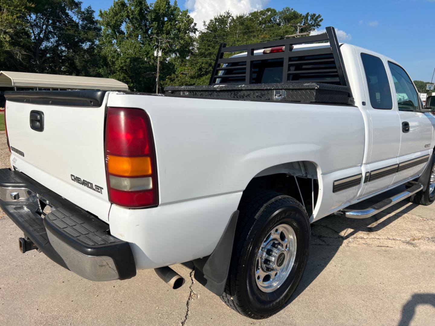 2000 White /Gray Chevrolet Silverado 2500 LS (1GCFC29U3YE) with an 6.0L V8 Gas engine, Automatic transmission, located at 4520 Airline Hwy, Baton Rouge, LA, 70805, (225) 357-1497, 30.509325, -91.145432 - 2000 Chevy Silverado 2500 Ext Cab LS 2WD 6.0 V8 Gas, 210K Miles, Power Windows, Locks & Mirrors, Cold A/C, Spray In Bedliner, Good Tires, Tow Pkg. FOR INFO PLEASE CONTACT JEFF AT 225 357-1497 CHECK OUT OUR A+ RATING WITH THE BETTER BUSINESS BUREAU WE HAVE BEEN A FAMILY OWNED AND OPERATED BUSINESS A - Photo#5