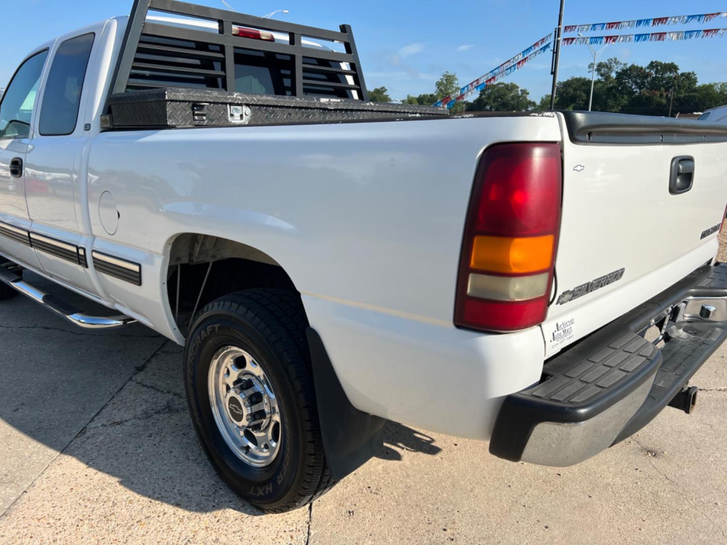 2000 White /Gray Chevrolet Silverado 2500 LS (1GCFC29U3YE) with an 6.0L V8 Gas engine, Automatic transmission, located at 4520 Airline Hwy, Baton Rouge, LA, 70805, (225) 357-1497, 30.509325, -91.145432 - 2000 Chevy Silverado 2500 Ext Cab LS 2WD 6.0 V8 Gas, 210K Miles, Power Windows, Locks & Mirrors, Cold A/C, Spray In Bedliner, Good Tires, Tow Pkg. FOR INFO PLEASE CONTACT JEFF AT 225 357-1497 CHECK OUT OUR A+ RATING WITH THE BETTER BUSINESS BUREAU WE HAVE BEEN A FAMILY OWNED AND OPERATED BUSINESS A - Photo#7