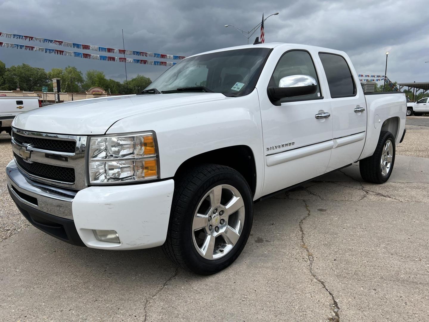2010 White /Black Chevrolet Silverado 1500 LT1 (3GCRCSE02AG) with an 5.3L V8 engine, 4-Speed Automatic transmission, located at 4520 Airline Hwy, Baton Rouge, LA, 70805, (225) 357-1497, 30.509325, -91.145432 - 2010 Chevrolet Silverado 1500 Crew Cab LT 5.3L V8, 210K Miles, Cold A/C, Power Running Boards, Spray In Liner, 20" factory alloy wheels. FOR INFO PLEASE CONTACT JEFF AT 225-413-098CHECK OUT OUR A+ RATING WITH THE BETTER BUSINESS BUREAU. WE HAVE BEEN A FAMILY OWNED AND OPERATED BUSINESS AT THE SAME L - Photo#0