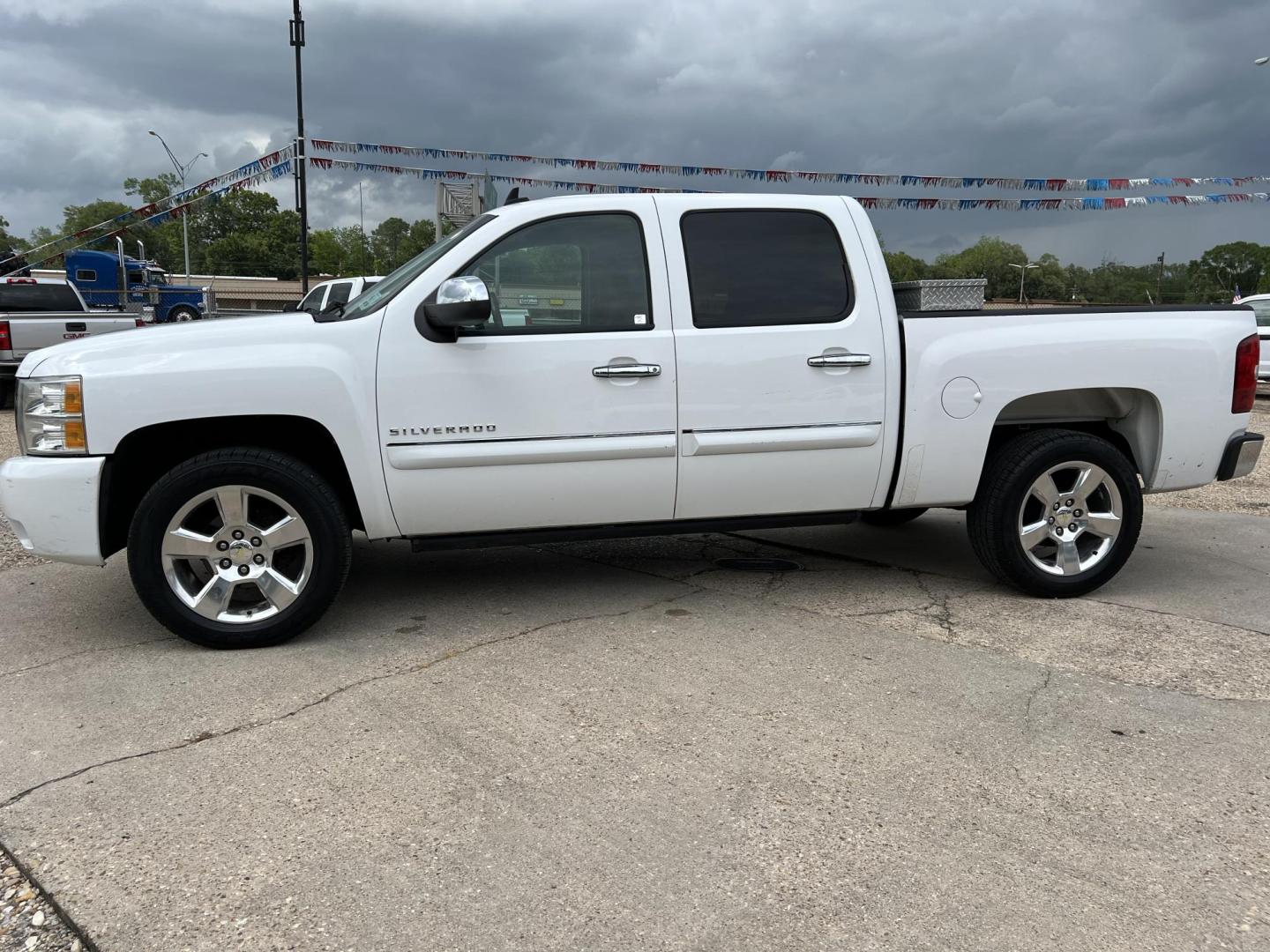 2010 White /Black Chevrolet Silverado 1500 LT1 (3GCRCSE02AG) with an 5.3L V8 engine, 4-Speed Automatic transmission, located at 4520 Airline Hwy, Baton Rouge, LA, 70805, (225) 357-1497, 30.509325, -91.145432 - 2010 Chevrolet Silverado 1500 Crew Cab LT 5.3L V8, 210K Miles, Cold A/C, Power Running Boards, Spray In Liner, 20" factory alloy wheels. FOR INFO PLEASE CONTACT JEFF AT 225-413-098CHECK OUT OUR A+ RATING WITH THE BETTER BUSINESS BUREAU. WE HAVE BEEN A FAMILY OWNED AND OPERATED BUSINESS AT THE SAME L - Photo#1
