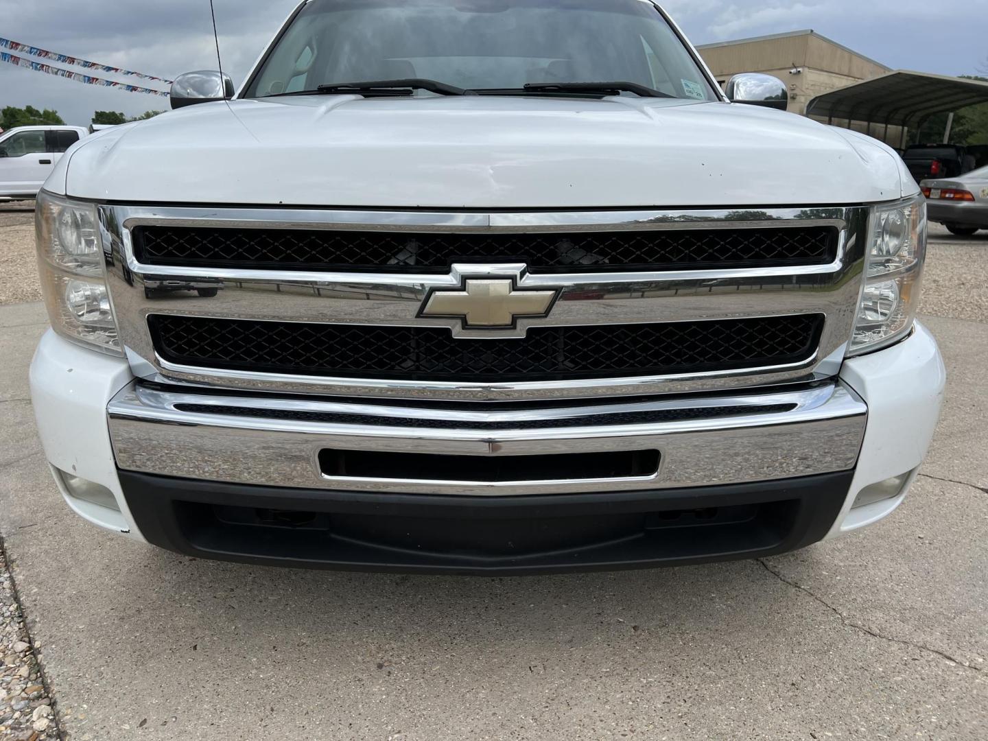 2010 White /Black Chevrolet Silverado 1500 LT1 (3GCRCSE02AG) with an 5.3L V8 engine, 4-Speed Automatic transmission, located at 4520 Airline Hwy, Baton Rouge, LA, 70805, (225) 357-1497, 30.509325, -91.145432 - 2010 Chevrolet Silverado 1500 Crew Cab LT 5.3L V8, 210K Miles, Cold A/C, Power Running Boards, Spray In Liner, 20" factory alloy wheels. FOR INFO PLEASE CONTACT JEFF AT 225-413-098CHECK OUT OUR A+ RATING WITH THE BETTER BUSINESS BUREAU. WE HAVE BEEN A FAMILY OWNED AND OPERATED BUSINESS AT THE SAME L - Photo#2