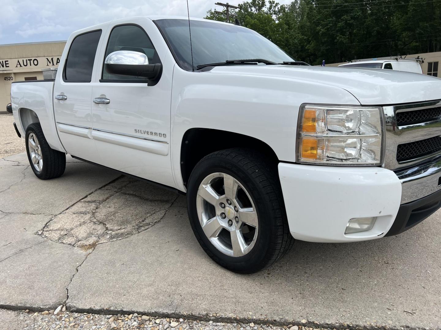 2010 White /Black Chevrolet Silverado 1500 LT1 (3GCRCSE02AG) with an 5.3L V8 engine, 4-Speed Automatic transmission, located at 4520 Airline Hwy, Baton Rouge, LA, 70805, (225) 357-1497, 30.509325, -91.145432 - 2010 Chevrolet Silverado 1500 Crew Cab LT 5.3L V8, 210K Miles, Cold A/C, Power Running Boards, Spray In Liner, 20" factory alloy wheels. FOR INFO PLEASE CONTACT JEFF AT 225-413-098CHECK OUT OUR A+ RATING WITH THE BETTER BUSINESS BUREAU. WE HAVE BEEN A FAMILY OWNED AND OPERATED BUSINESS AT THE SAME L - Photo#3