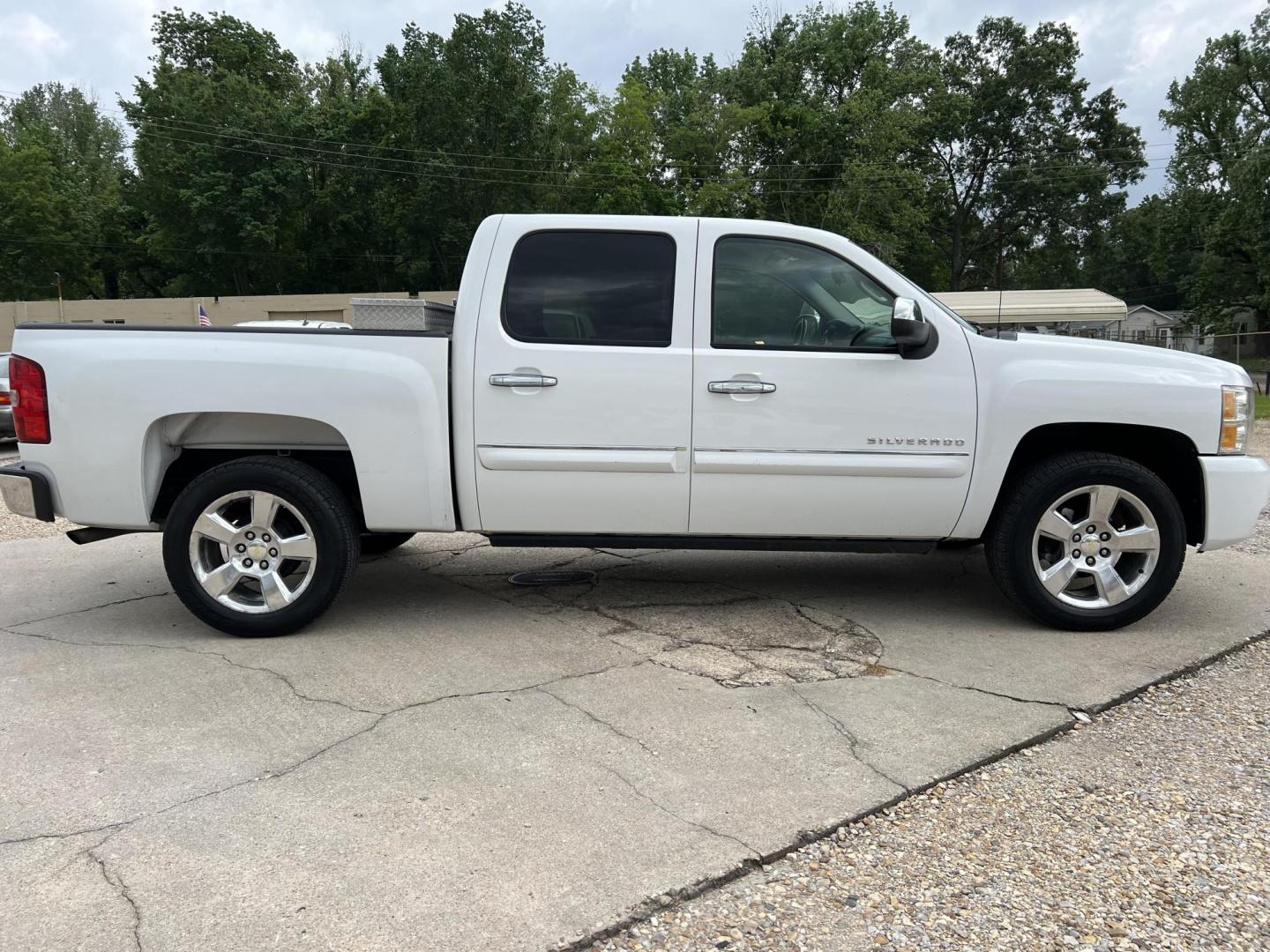 2010 White /Black Chevrolet Silverado 1500 LT1 (3GCRCSE02AG) with an 5.3L V8 engine, 4-Speed Automatic transmission, located at 4520 Airline Hwy, Baton Rouge, LA, 70805, (225) 357-1497, 30.509325, -91.145432 - 2010 Chevrolet Silverado 1500 Crew Cab LT 5.3L V8, 210K Miles, Cold A/C, Power Running Boards, Spray In Liner, 20" factory alloy wheels. FOR INFO PLEASE CONTACT JEFF AT 225-413-098CHECK OUT OUR A+ RATING WITH THE BETTER BUSINESS BUREAU. WE HAVE BEEN A FAMILY OWNED AND OPERATED BUSINESS AT THE SAME L - Photo#4