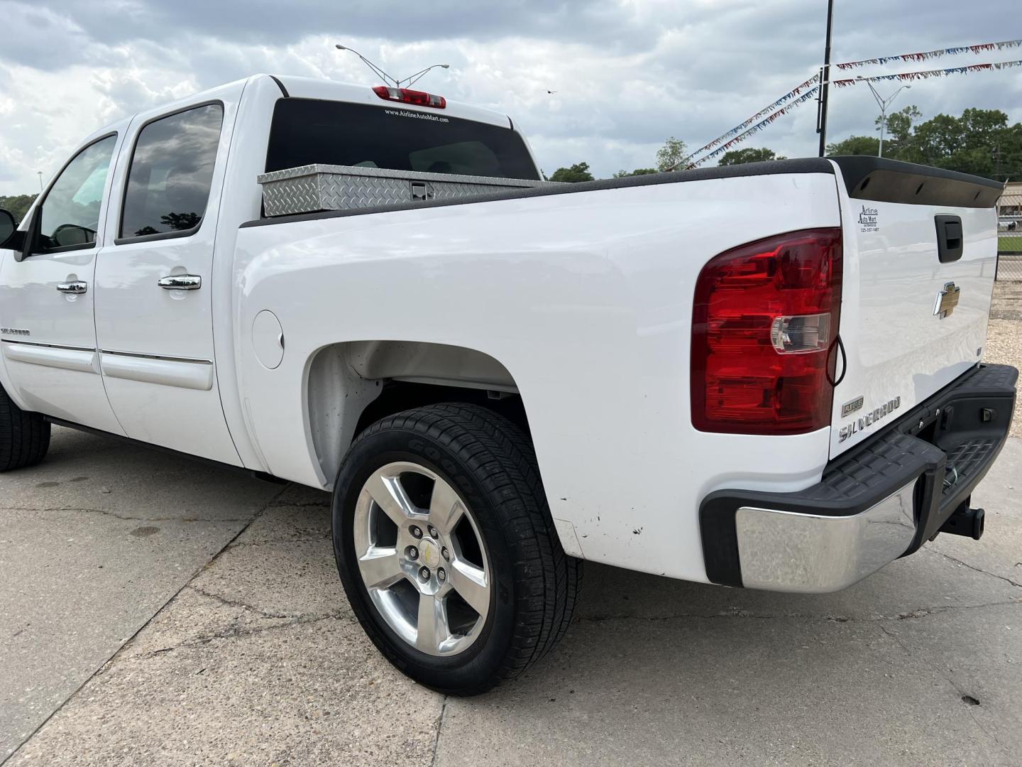 2010 White /Black Chevrolet Silverado 1500 LT1 (3GCRCSE02AG) with an 5.3L V8 engine, 4-Speed Automatic transmission, located at 4520 Airline Hwy, Baton Rouge, LA, 70805, (225) 357-1497, 30.509325, -91.145432 - 2010 Chevrolet Silverado 1500 Crew Cab LT 5.3L V8, 210K Miles, Cold A/C, Power Running Boards, Spray In Liner, 20" factory alloy wheels. FOR INFO PLEASE CONTACT JEFF AT 225-413-098CHECK OUT OUR A+ RATING WITH THE BETTER BUSINESS BUREAU. WE HAVE BEEN A FAMILY OWNED AND OPERATED BUSINESS AT THE SAME L - Photo#7