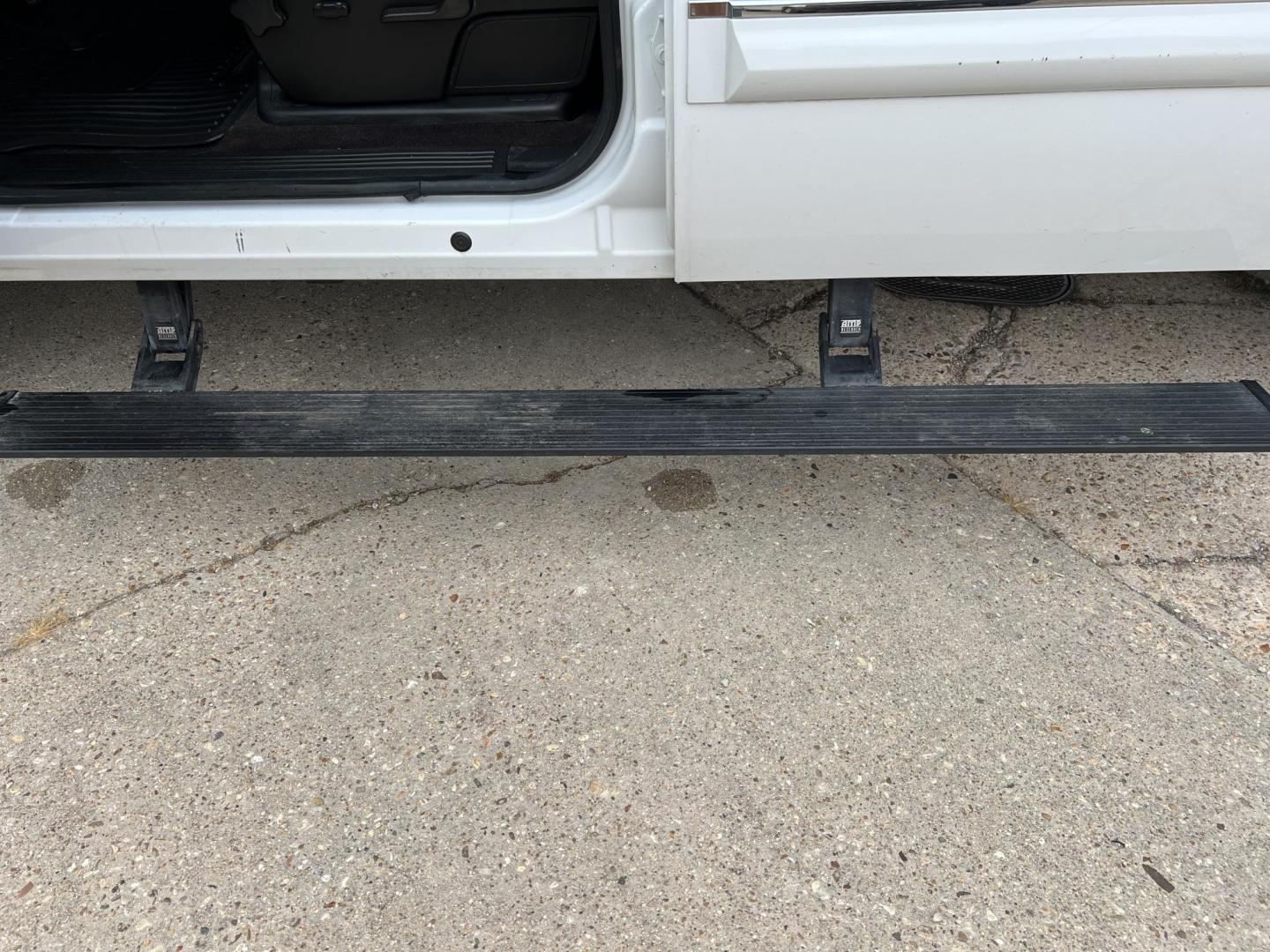 2010 White /Black Chevrolet Silverado 1500 LT1 (3GCRCSE02AG) with an 5.3L V8 engine, 4-Speed Automatic transmission, located at 4520 Airline Hwy, Baton Rouge, LA, 70805, (225) 357-1497, 30.509325, -91.145432 - 2010 Chevrolet Silverado 1500 Crew Cab LT 5.3L V8, 210K Miles, Cold A/C, Power Running Boards, Spray In Liner, 20" factory alloy wheels. FOR INFO PLEASE CONTACT JEFF AT 225-413-098CHECK OUT OUR A+ RATING WITH THE BETTER BUSINESS BUREAU. WE HAVE BEEN A FAMILY OWNED AND OPERATED BUSINESS AT THE SAME L - Photo#8