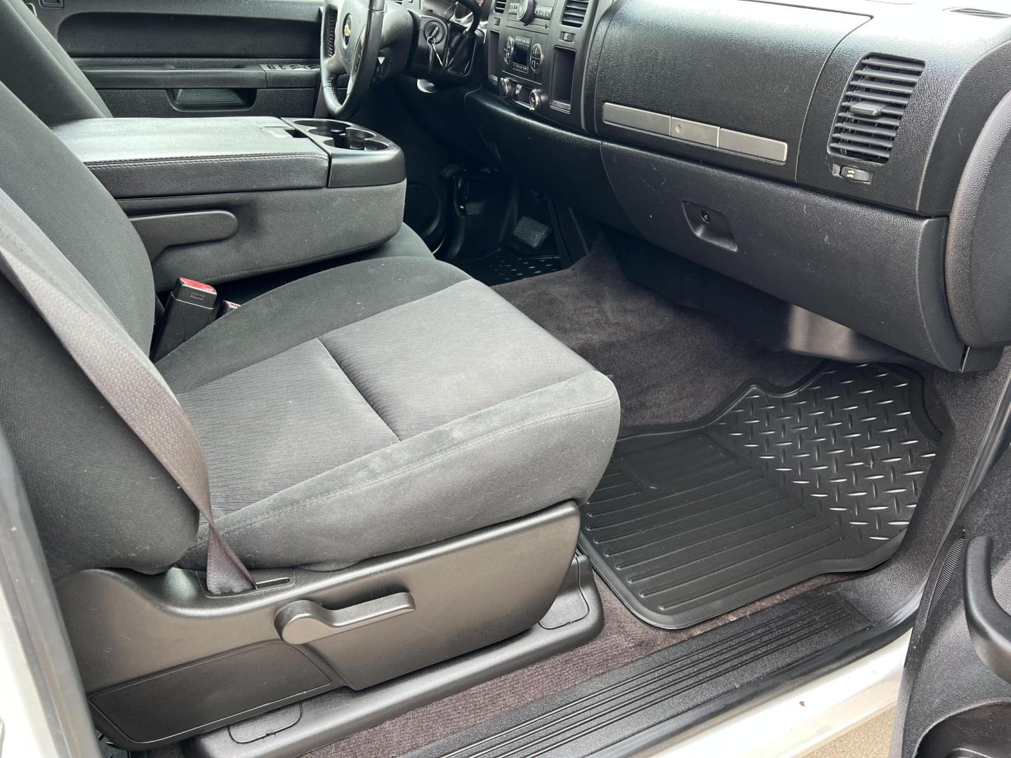 2010 White /Black Chevrolet Silverado 1500 LT1 (3GCRCSE02AG) with an 5.3L V8 engine, 4-Speed Automatic transmission, located at 4520 Airline Hwy, Baton Rouge, LA, 70805, (225) 357-1497, 30.509325, -91.145432 - 2010 Chevrolet Silverado 1500 Crew Cab LT 5.3L V8, 210K Miles, Cold A/C, Power Running Boards, Spray In Liner, 20" factory alloy wheels. FOR INFO PLEASE CONTACT JEFF AT 225-413-098CHECK OUT OUR A+ RATING WITH THE BETTER BUSINESS BUREAU. WE HAVE BEEN A FAMILY OWNED AND OPERATED BUSINESS AT THE SAME L - Photo#10