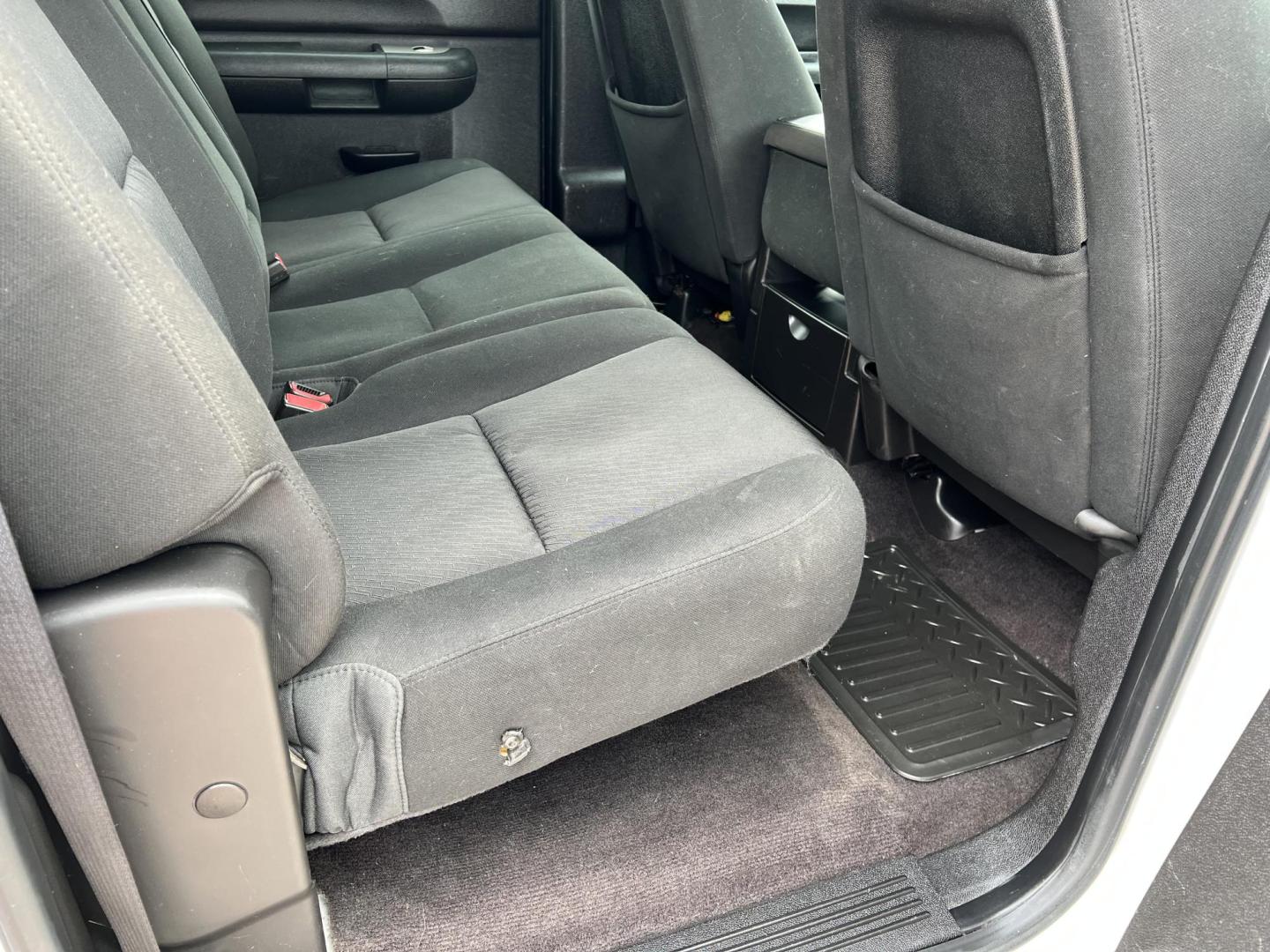 2010 White /Black Chevrolet Silverado 1500 LT1 (3GCRCSE02AG) with an 5.3L V8 engine, 4-Speed Automatic transmission, located at 4520 Airline Hwy, Baton Rouge, LA, 70805, (225) 357-1497, 30.509325, -91.145432 - 2010 Chevrolet Silverado 1500 Crew Cab LT 5.3L V8, 210K Miles, Cold A/C, Power Running Boards, Spray In Liner, 20" factory alloy wheels. FOR INFO PLEASE CONTACT JEFF AT 225-413-098CHECK OUT OUR A+ RATING WITH THE BETTER BUSINESS BUREAU. WE HAVE BEEN A FAMILY OWNED AND OPERATED BUSINESS AT THE SAME L - Photo#11