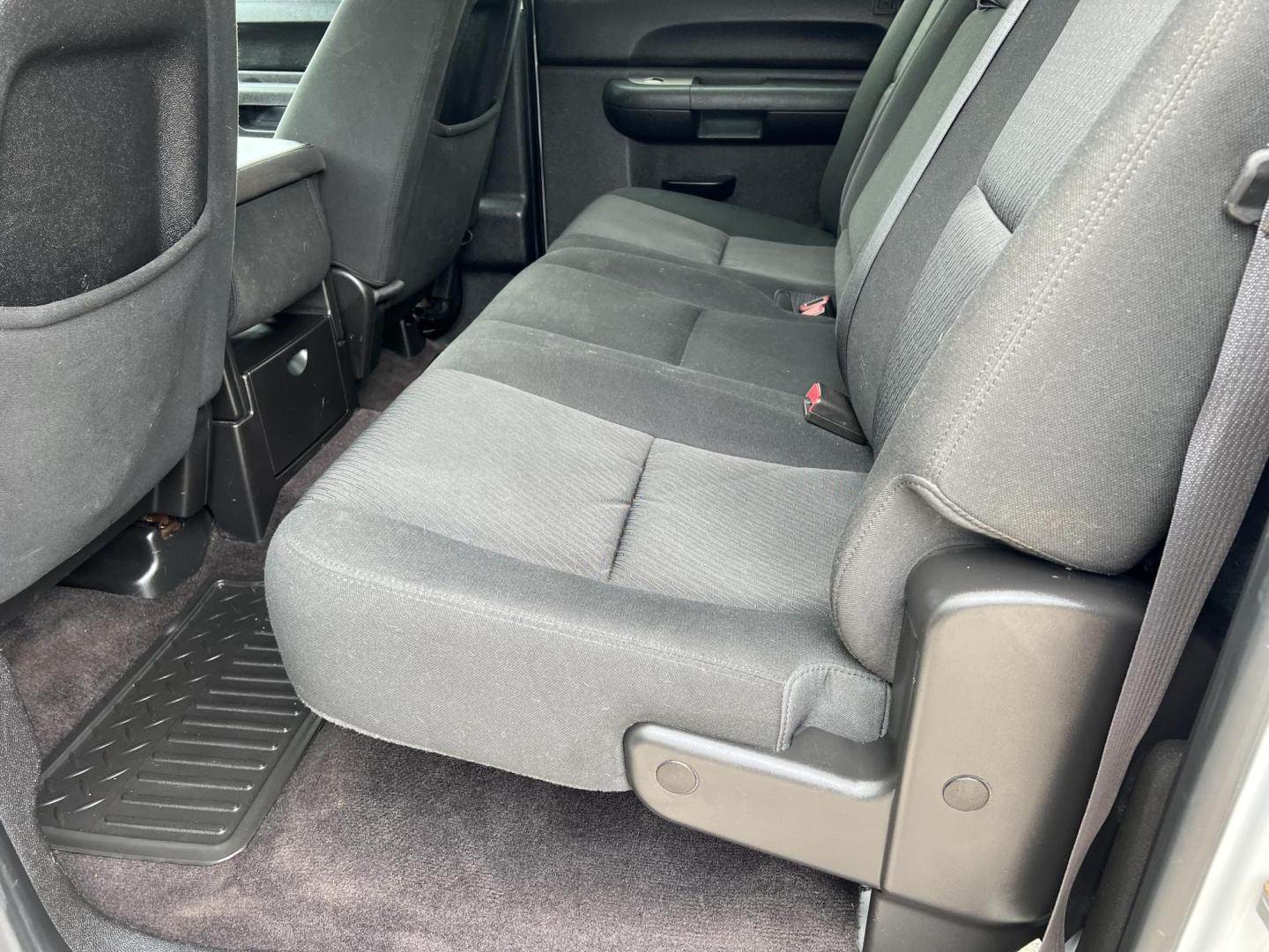 2010 White /Black Chevrolet Silverado 1500 LT1 (3GCRCSE02AG) with an 5.3L V8 engine, 4-Speed Automatic transmission, located at 4520 Airline Hwy, Baton Rouge, LA, 70805, (225) 357-1497, 30.509325, -91.145432 - 2010 Chevrolet Silverado 1500 Crew Cab LT 5.3L V8, 210K Miles, Cold A/C, Power Running Boards, Spray In Liner, 20" factory alloy wheels. FOR INFO PLEASE CONTACT JEFF AT 225-413-098CHECK OUT OUR A+ RATING WITH THE BETTER BUSINESS BUREAU. WE HAVE BEEN A FAMILY OWNED AND OPERATED BUSINESS AT THE SAME L - Photo#12