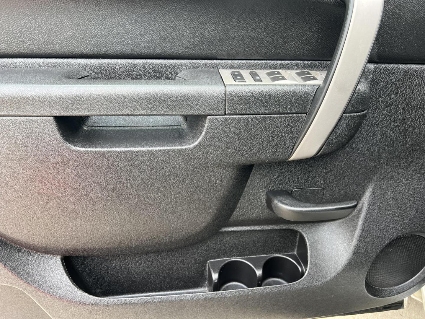 2010 White /Black Chevrolet Silverado 1500 LT1 (3GCRCSE02AG) with an 5.3L V8 engine, 4-Speed Automatic transmission, located at 4520 Airline Hwy, Baton Rouge, LA, 70805, (225) 357-1497, 30.509325, -91.145432 - 2010 Chevrolet Silverado 1500 Crew Cab LT 5.3L V8, 210K Miles, Cold A/C, Power Running Boards, Spray In Liner, 20" factory alloy wheels. FOR INFO PLEASE CONTACT JEFF AT 225-413-098CHECK OUT OUR A+ RATING WITH THE BETTER BUSINESS BUREAU. WE HAVE BEEN A FAMILY OWNED AND OPERATED BUSINESS AT THE SAME L - Photo#14