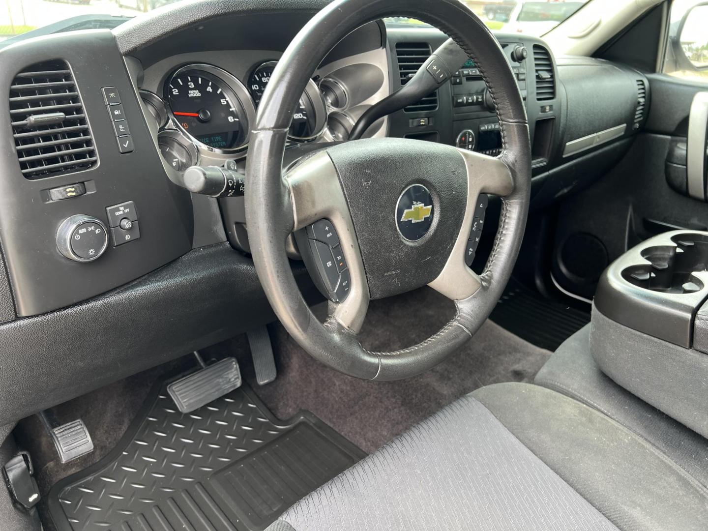 2010 White /Black Chevrolet Silverado 1500 LT1 (3GCRCSE02AG) with an 5.3L V8 engine, 4-Speed Automatic transmission, located at 4520 Airline Hwy, Baton Rouge, LA, 70805, (225) 357-1497, 30.509325, -91.145432 - 2010 Chevrolet Silverado 1500 Crew Cab LT 5.3L V8, 210K Miles, Cold A/C, Power Running Boards, Spray In Liner, 20" factory alloy wheels. FOR INFO PLEASE CONTACT JEFF AT 225-413-098CHECK OUT OUR A+ RATING WITH THE BETTER BUSINESS BUREAU. WE HAVE BEEN A FAMILY OWNED AND OPERATED BUSINESS AT THE SAME L - Photo#13