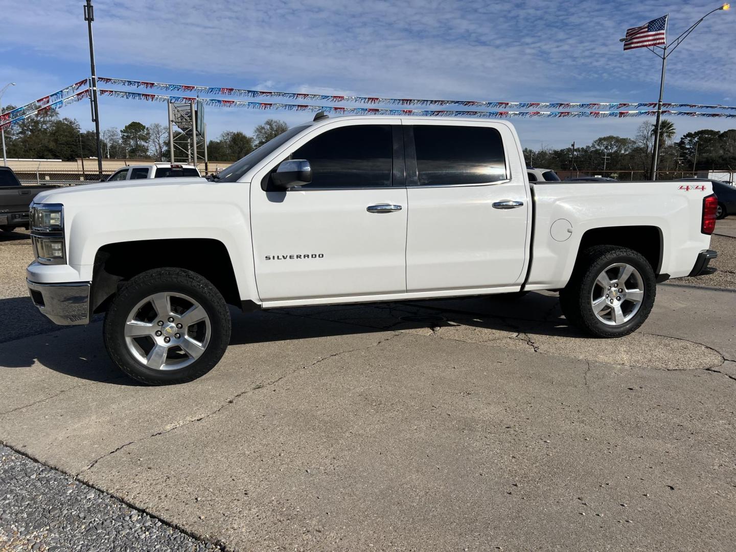 2014 White /Black Chevrolet Silverado 1500 LT (3GCUKREC2EG) with an 5.3L V8 OHV 16V engine, 6-Speed Automatic transmission, located at 4520 Airline Hwy, Baton Rouge, LA, 70805, (225) 357-1497, 30.509325, -91.145432 - 2014 Chevrolet Silverado 1500 Crew Cab LT 4X4 Very Clean, 5.3 V8 Gas, 217K Miles, New Leather, A/C & Heat, Power Windows, Locks & Mirrors, Backup Camera, Tow Package. Transmission Was Replaced At 175K Miles, Camshaft & Lifters Replaced In The Last 20K Miles. FOR INFO PLEASE CONTACT JEFF AT 225-413- - Photo#1