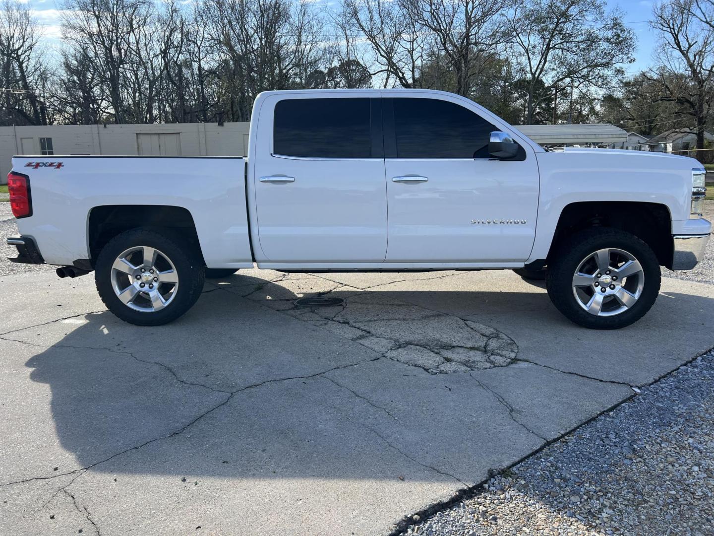 2014 White /Black Chevrolet Silverado 1500 LT (3GCUKREC2EG) with an 5.3L V8 OHV 16V engine, 6-Speed Automatic transmission, located at 4520 Airline Hwy, Baton Rouge, LA, 70805, (225) 357-1497, 30.509325, -91.145432 - 2014 Chevrolet Silverado 1500 Crew Cab LT 4X4 Very Clean, 5.3 V8 Gas, 217K Miles, New Leather, A/C & Heat, Power Windows, Locks & Mirrors, Backup Camera, Tow Package. Transmission Was Replaced At 175K Miles, Camshaft & Lifters Replaced In The Last 20K Miles. FOR INFO PLEASE CONTACT JEFF AT 225-413- - Photo#5