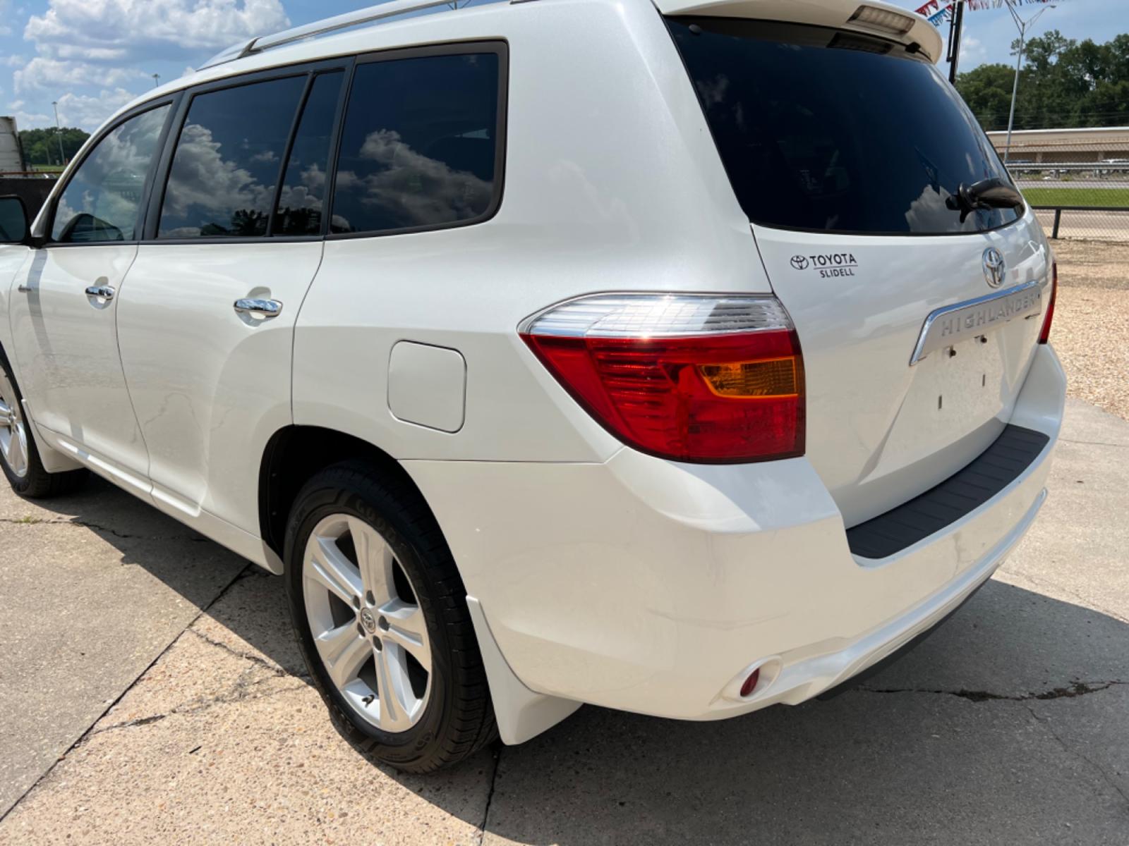 2010 White /Tan Toyota Highlander Limited (JTEYK3EH8A2) with an 3.5L V6 DOHC 24V engine, 5-Speed Automatic transmission, located at 4520 Airline Hwy, Baton Rouge, LA, 70805, (225) 357-1497, 30.509325, -91.145432 - 2010 Toyota Highlander Limited 3.5 V6, 176K Miles, Auto, A/C, Leather, Sunroof, Power Windows, Locks & Seat, 3rd Row Seat. NO IN HOUSE FINANCING. FOR INFO PLEASE CONTACT JEFF AT 225 357-1497 CHECK OUT OUR A+ RATING WITH THE BETTER BUSINESS BUREAU. WE HAVE BEEN A FAMILY OWNED AND OPERATED BUSINESS - Photo #7
