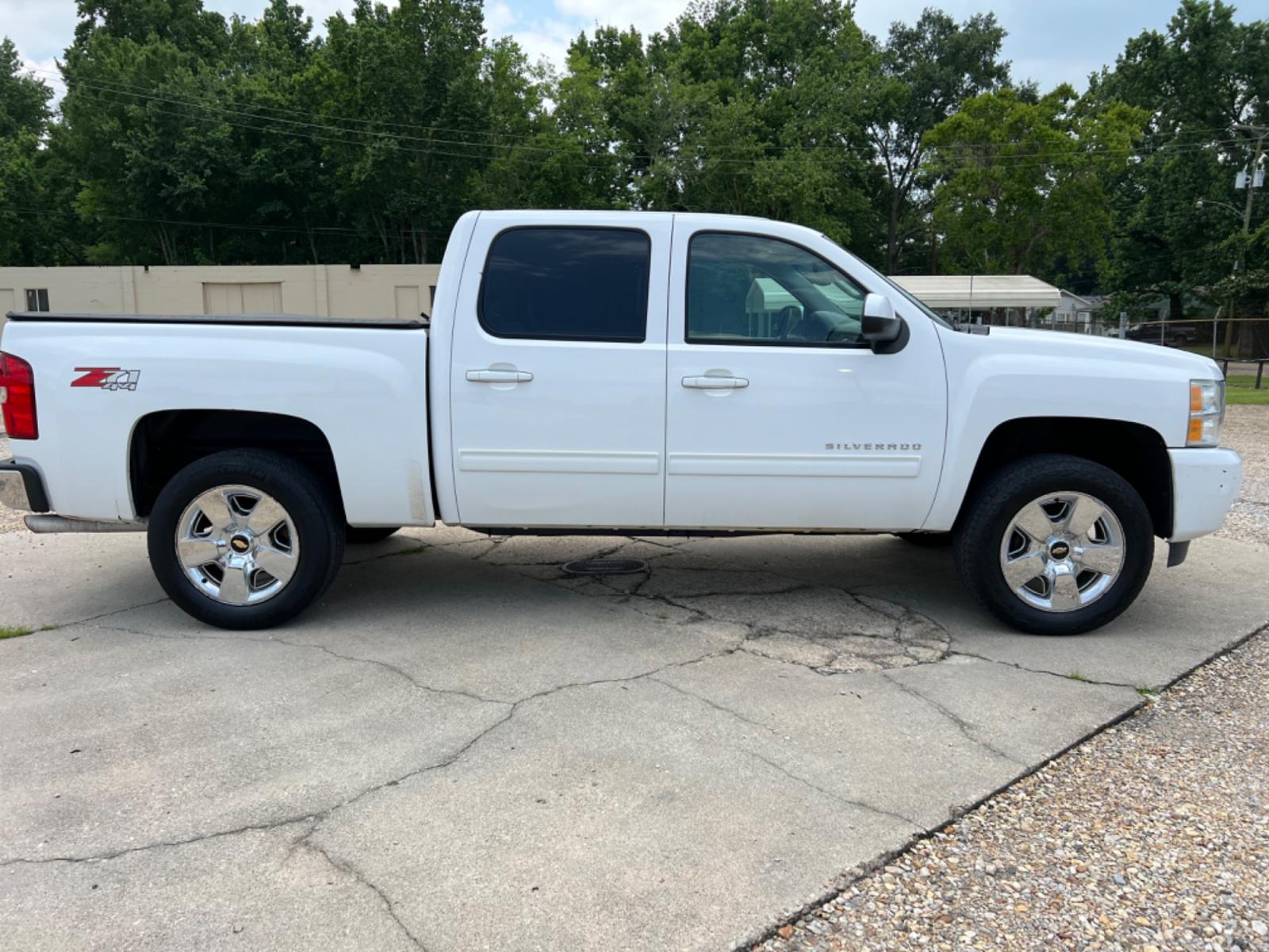 2012 White /Tan Chevrolet Silverado 1500 LTZ (3GCPKTE22CG) with an 6.2L V8 OHV 16V FFV engine, 6-Speed Automatic transmission, located at 4520 Airline Hwy, Baton Rouge, LA, 70805, (225) 357-1497, 30.509325, -91.145432 - 2012 Chevy Crew Cab LTZ 4X4 6.2 V8 Gas, 205K Miles, Auto, A/C, Heated Leather Seats, Bose, All Power, Backup Camera, Tow Pkg. NO IN HOUSE FINANCING. FOR INFO PLEASE CONTACT JEFF AT 225 357-1497 CHECK OUT OUR A+ RATING WITH THE BETTER BUSINESS BUREAU. WE HAVE BEEN A FAMILY OWNED AND OPERATED BUSIN - Photo #4