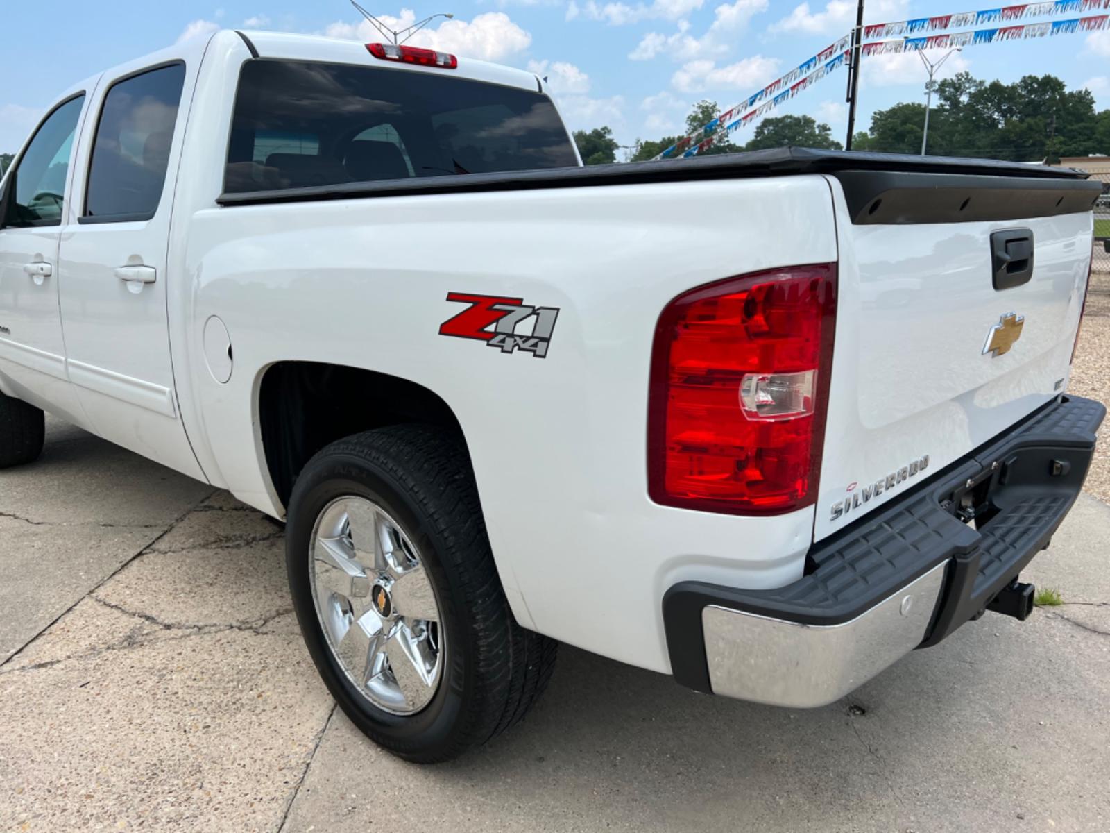 2012 White /Tan Chevrolet Silverado 1500 LTZ (3GCPKTE22CG) with an 6.2L V8 OHV 16V FFV engine, 6-Speed Automatic transmission, located at 4520 Airline Hwy, Baton Rouge, LA, 70805, (225) 357-1497, 30.509325, -91.145432 - 2012 Chevy Crew Cab LTZ 4X4 6.2 V8 Gas, 205K Miles, Auto, A/C, Heated Leather Seats, Bose, All Power, Backup Camera, Tow Pkg. NO IN HOUSE FINANCING. FOR INFO PLEASE CONTACT JEFF AT 225 357-1497 CHECK OUT OUR A+ RATING WITH THE BETTER BUSINESS BUREAU. WE HAVE BEEN A FAMILY OWNED AND OPERATED BUSIN - Photo #7