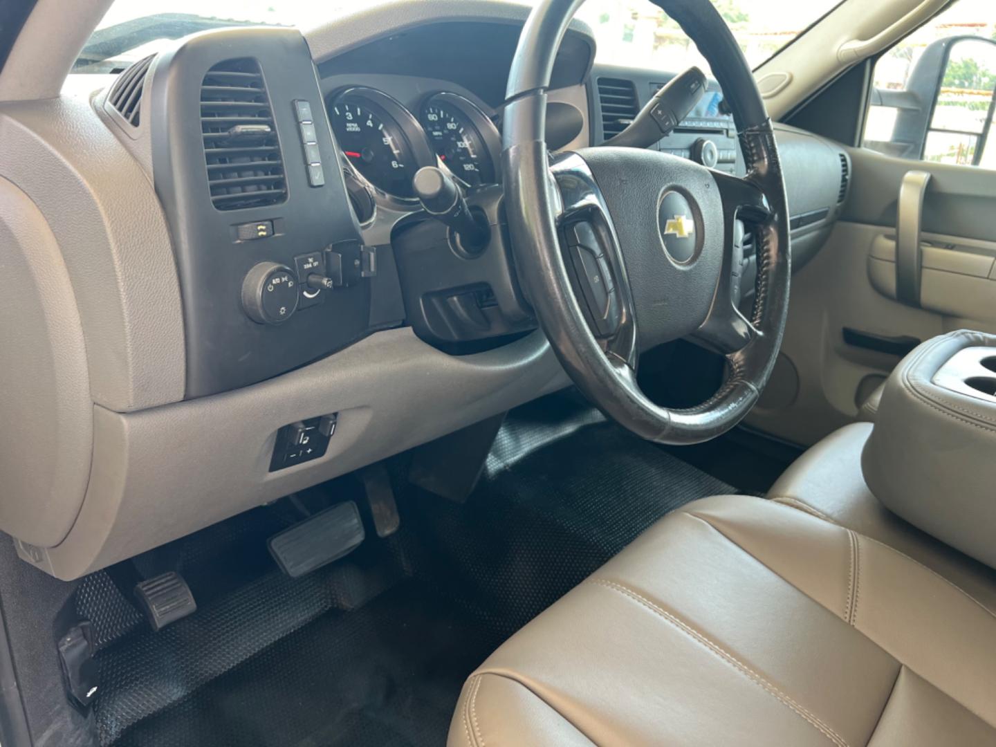 2014 White /Gray Chevrolet Silverado 2500HD (1GC1CVEG0EF) with an 6.0L V8 Gas engine, 6-Speed Automatic transmission, located at 4520 Airline Hwy, Baton Rouge, LA, 70805, (225) 357-1497, 30.509325, -91.145432 - 2014 Chevy Silverado 2500HD Crew Cab 2WD ***One Owner*** 8Ft Bed, 6.0 V8 Gas, 211K Miles, Power Windows, Locks & Mirrors, Cold A/C, Tow Pkg. FOR INFO PLEASE CONTACT JEFF AT 225 357-1497 CHECK OUT OUR A+ RATING WITH THE BETTER BUSINESS BUREAU WE HAVE BEEN A FAMILY OWNED AND OPERATED BUSINESS AT THE S - Photo#12