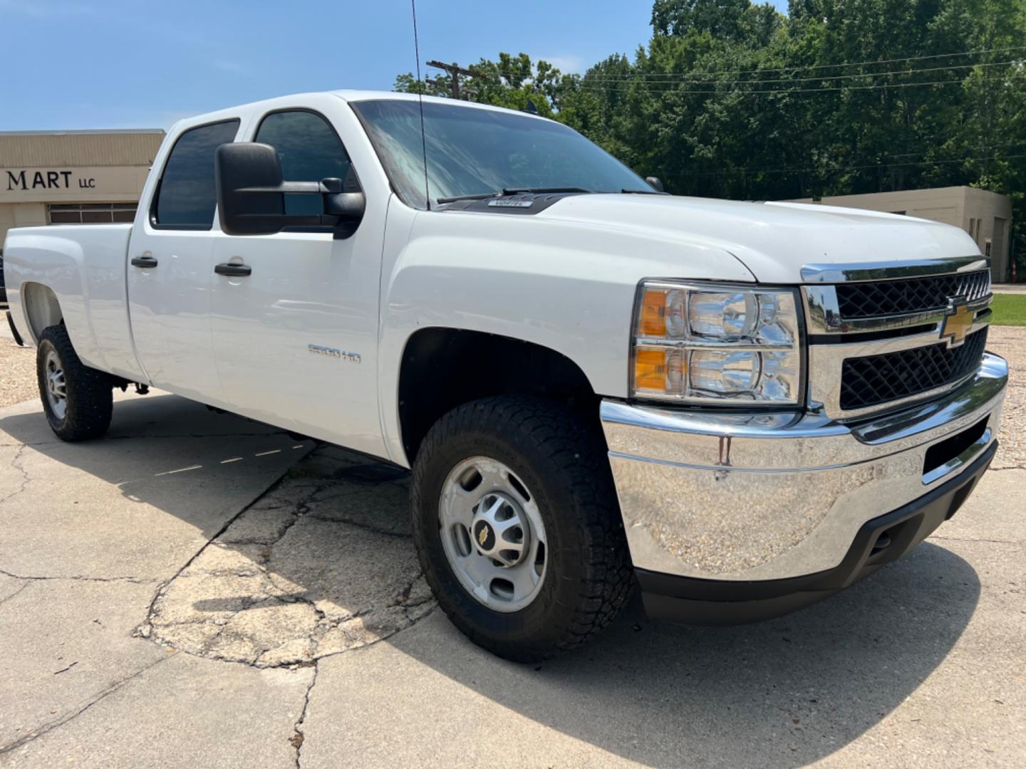 2014 White /Gray Chevrolet Silverado 2500HD (1GC1CVEG0EF) with an 6.0L V8 Gas engine, 6-Speed Automatic transmission, located at 4520 Airline Hwy, Baton Rouge, LA, 70805, (225) 357-1497, 30.509325, -91.145432 - 2014 Chevy Silverado 2500HD Crew Cab 2WD ***One Owner*** 8Ft Bed, 6.0 V8 Gas, 211K Miles, Power Windows, Locks & Mirrors, Cold A/C, Tow Pkg. FOR INFO PLEASE CONTACT JEFF AT 225 357-1497 CHECK OUT OUR A+ RATING WITH THE BETTER BUSINESS BUREAU WE HAVE BEEN A FAMILY OWNED AND OPERATED BUSINESS AT THE S - Photo#3