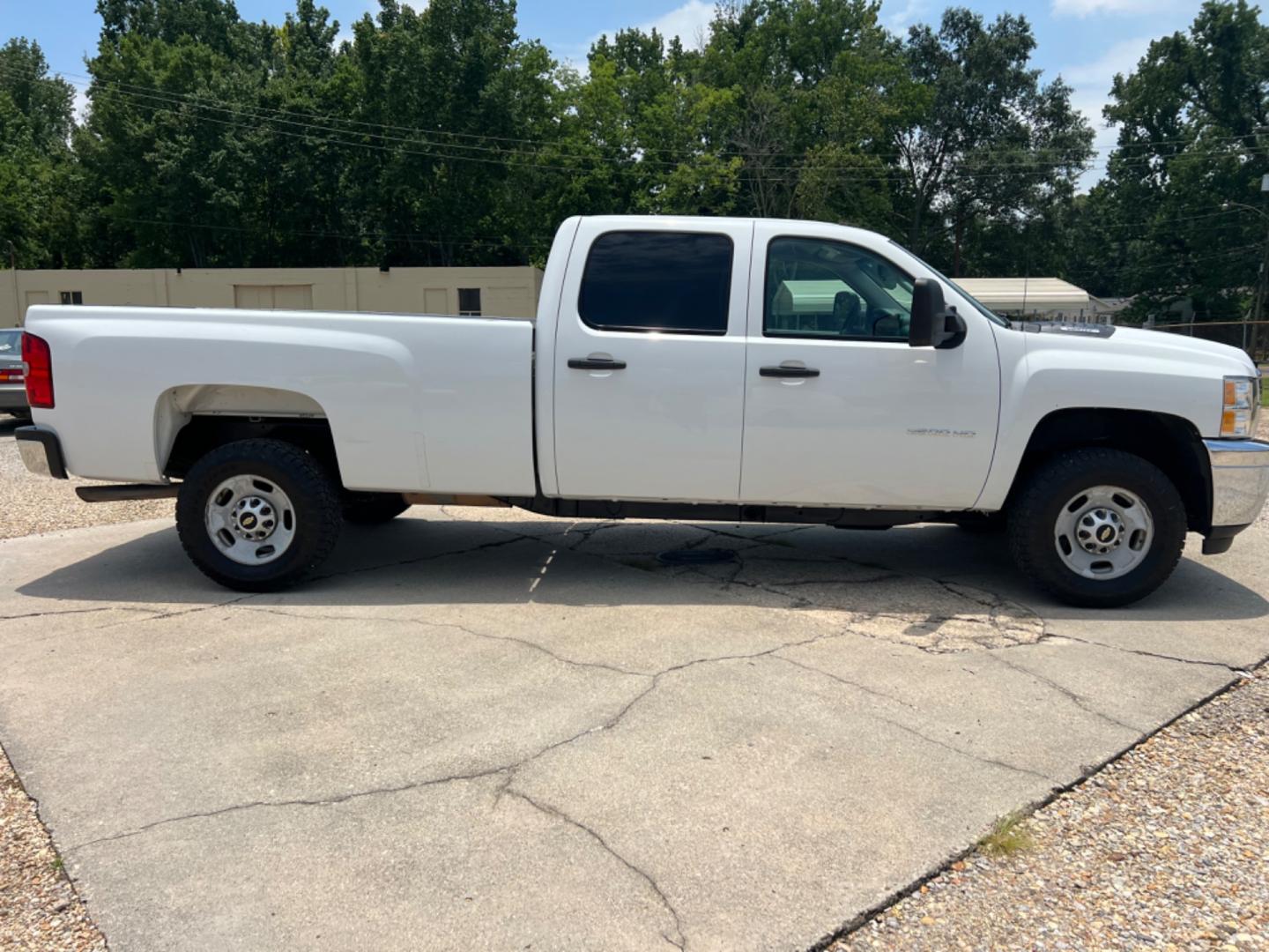 2014 White /Gray Chevrolet Silverado 2500HD (1GC1CVEG0EF) with an 6.0L V8 Gas engine, 6-Speed Automatic transmission, located at 4520 Airline Hwy, Baton Rouge, LA, 70805, (225) 357-1497, 30.509325, -91.145432 - 2014 Chevy Silverado 2500HD Crew Cab 2WD ***One Owner*** 8Ft Bed, 6.0 V8 Gas, 211K Miles, Power Windows, Locks & Mirrors, Cold A/C, Tow Pkg. FOR INFO PLEASE CONTACT JEFF AT 225 357-1497 CHECK OUT OUR A+ RATING WITH THE BETTER BUSINESS BUREAU WE HAVE BEEN A FAMILY OWNED AND OPERATED BUSINESS AT THE S - Photo#4