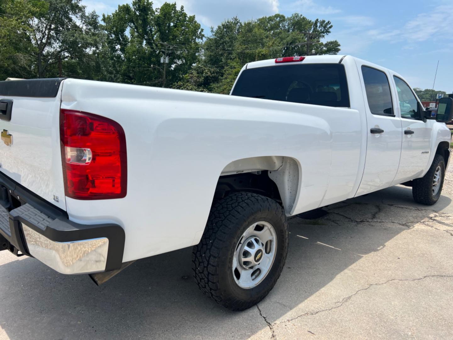 2014 White /Gray Chevrolet Silverado 2500HD (1GC1CVEG0EF) with an 6.0L V8 Gas engine, 6-Speed Automatic transmission, located at 4520 Airline Hwy, Baton Rouge, LA, 70805, (225) 357-1497, 30.509325, -91.145432 - 2014 Chevy Silverado 2500HD Crew Cab 2WD ***One Owner*** 8Ft Bed, 6.0 V8 Gas, 211K Miles, Power Windows, Locks & Mirrors, Cold A/C, Tow Pkg. FOR INFO PLEASE CONTACT JEFF AT 225 357-1497 CHECK OUT OUR A+ RATING WITH THE BETTER BUSINESS BUREAU WE HAVE BEEN A FAMILY OWNED AND OPERATED BUSINESS AT THE S - Photo#5