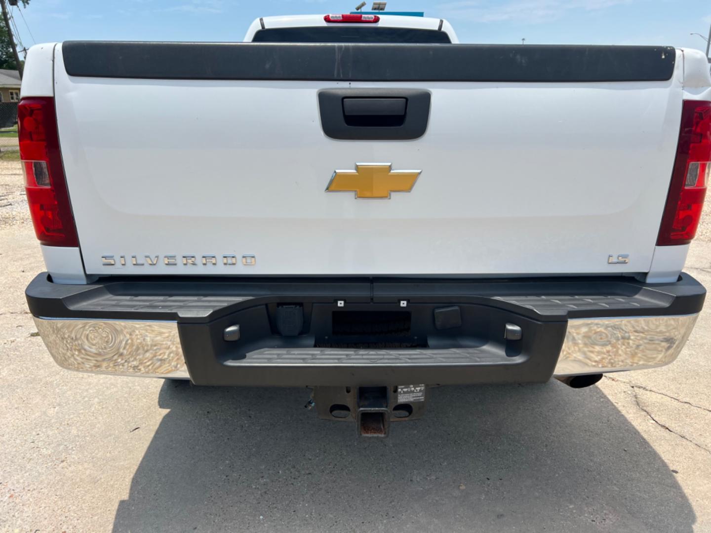 2014 White /Gray Chevrolet Silverado 2500HD (1GC1CVEG0EF) with an 6.0L V8 Gas engine, 6-Speed Automatic transmission, located at 4520 Airline Hwy, Baton Rouge, LA, 70805, (225) 357-1497, 30.509325, -91.145432 - 2014 Chevy Silverado 2500HD Crew Cab 2WD ***One Owner*** 8Ft Bed, 6.0 V8 Gas, 211K Miles, Power Windows, Locks & Mirrors, Cold A/C, Tow Pkg. FOR INFO PLEASE CONTACT JEFF AT 225 357-1497 CHECK OUT OUR A+ RATING WITH THE BETTER BUSINESS BUREAU WE HAVE BEEN A FAMILY OWNED AND OPERATED BUSINESS AT THE S - Photo#6