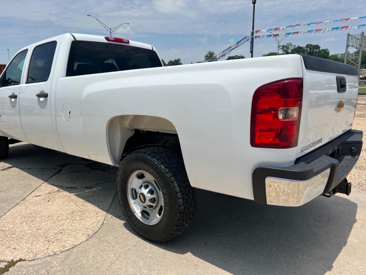 2014 White /Gray Chevrolet Silverado 2500HD (1GC1CVEG0EF) with an 6.0L V8 Gas engine, 6-Speed Automatic transmission, located at 4520 Airline Hwy, Baton Rouge, LA, 70805, (225) 357-1497, 30.509325, -91.145432 - 2014 Chevy Silverado 2500HD Crew Cab 2WD ***One Owner*** 8Ft Bed, 6.0 V8 Gas, 211K Miles, Power Windows, Locks & Mirrors, Cold A/C, Tow Pkg. FOR INFO PLEASE CONTACT JEFF AT 225 357-1497 CHECK OUT OUR A+ RATING WITH THE BETTER BUSINESS BUREAU WE HAVE BEEN A FAMILY OWNED AND OPERATED BUSINESS AT THE S - Photo#7