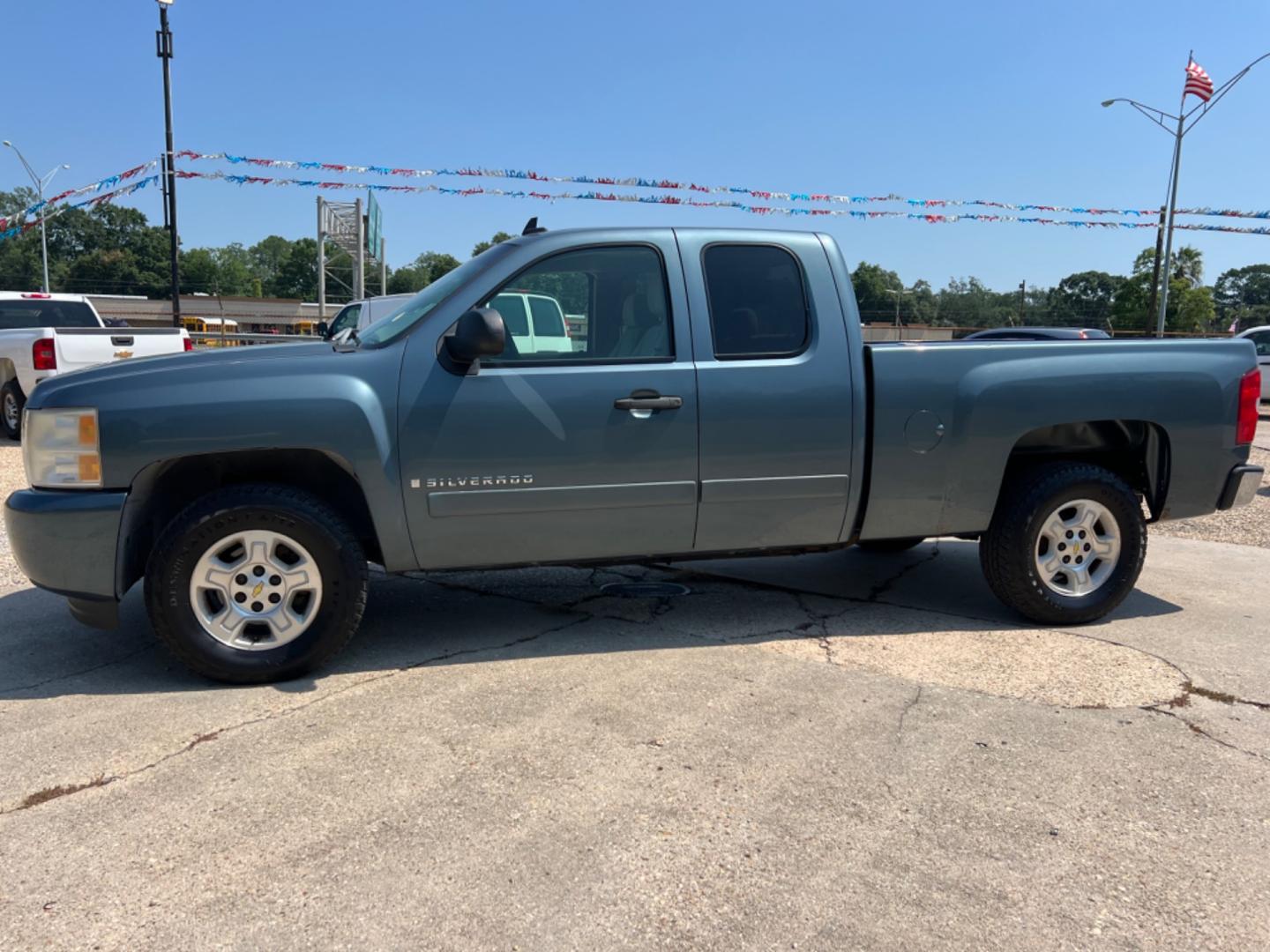 2007 Blue /Gray Chevrolet Silverado 1500 LT (2GCEC19C171) with an 4.8 V8 engine, Automatic transmission, located at 4520 Airline Hwy, Baton Rouge, LA, 70805, (225) 357-1497, 30.509325, -91.145432 - 2007 Chevy Silverado Ext Cab LT 2WD ***One Owner & No Accidents*** 4.8 V8 Gas, 200K Miles, Power Windows, Locks & Mirrors, Cold A/C, Tow Pkg. FOR INFO PLEASE CONTACT JEFF AT 225 357-1497 CHECK OUT OUR A+ RATING WITH THE BETTER BUSINESS BUREAU WE HAVE BEEN A FAMILY OWNED AND OPERATED BUSINESS AT THE - Photo#1