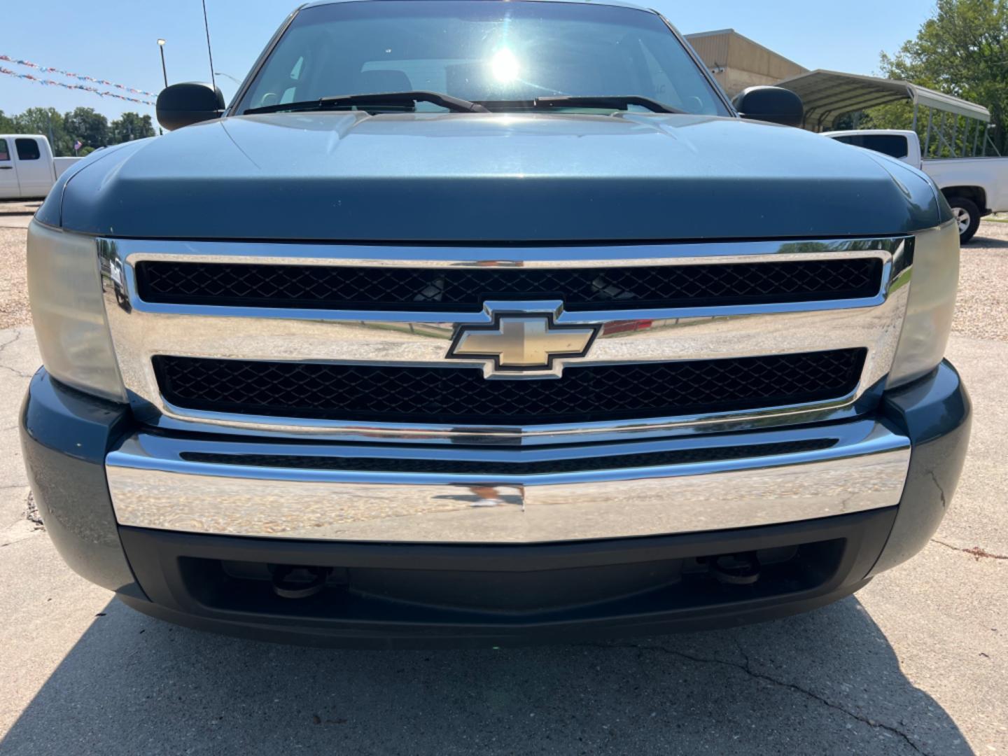 2007 Blue /Gray Chevrolet Silverado 1500 LT (2GCEC19C171) with an 4.8 V8 engine, Automatic transmission, located at 4520 Airline Hwy, Baton Rouge, LA, 70805, (225) 357-1497, 30.509325, -91.145432 - 2007 Chevy Silverado Ext Cab LT 2WD ***One Owner & No Accidents*** 4.8 V8 Gas, 200K Miles, Power Windows, Locks & Mirrors, Cold A/C, Tow Pkg. FOR INFO PLEASE CONTACT JEFF AT 225 357-1497 CHECK OUT OUR A+ RATING WITH THE BETTER BUSINESS BUREAU WE HAVE BEEN A FAMILY OWNED AND OPERATED BUSINESS AT THE - Photo#2