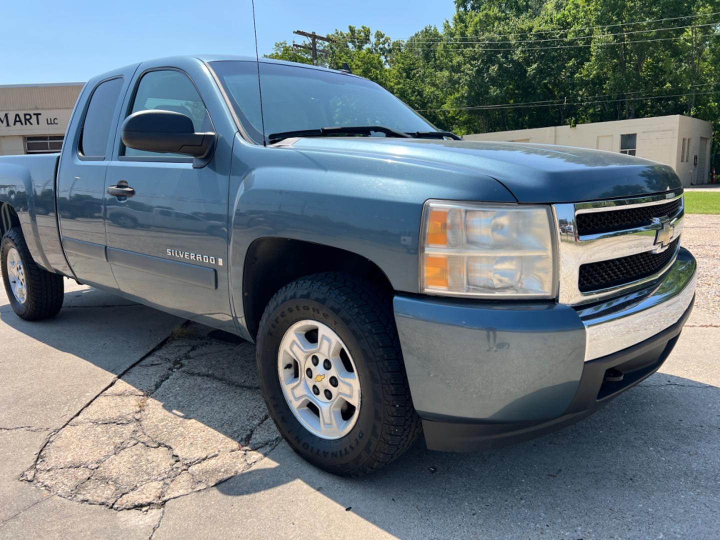 2007 Blue /Gray Chevrolet Silverado 1500 LT (2GCEC19C171) with an 4.8 V8 engine, Automatic transmission, located at 4520 Airline Hwy, Baton Rouge, LA, 70805, (225) 357-1497, 30.509325, -91.145432 - 2007 Chevy Silverado Ext Cab LT 2WD ***One Owner & No Accidents*** 4.8 V8 Gas, 200K Miles, Power Windows, Locks & Mirrors, Cold A/C, Tow Pkg. FOR INFO PLEASE CONTACT JEFF AT 225 357-1497 CHECK OUT OUR A+ RATING WITH THE BETTER BUSINESS BUREAU WE HAVE BEEN A FAMILY OWNED AND OPERATED BUSINESS AT THE - Photo#3