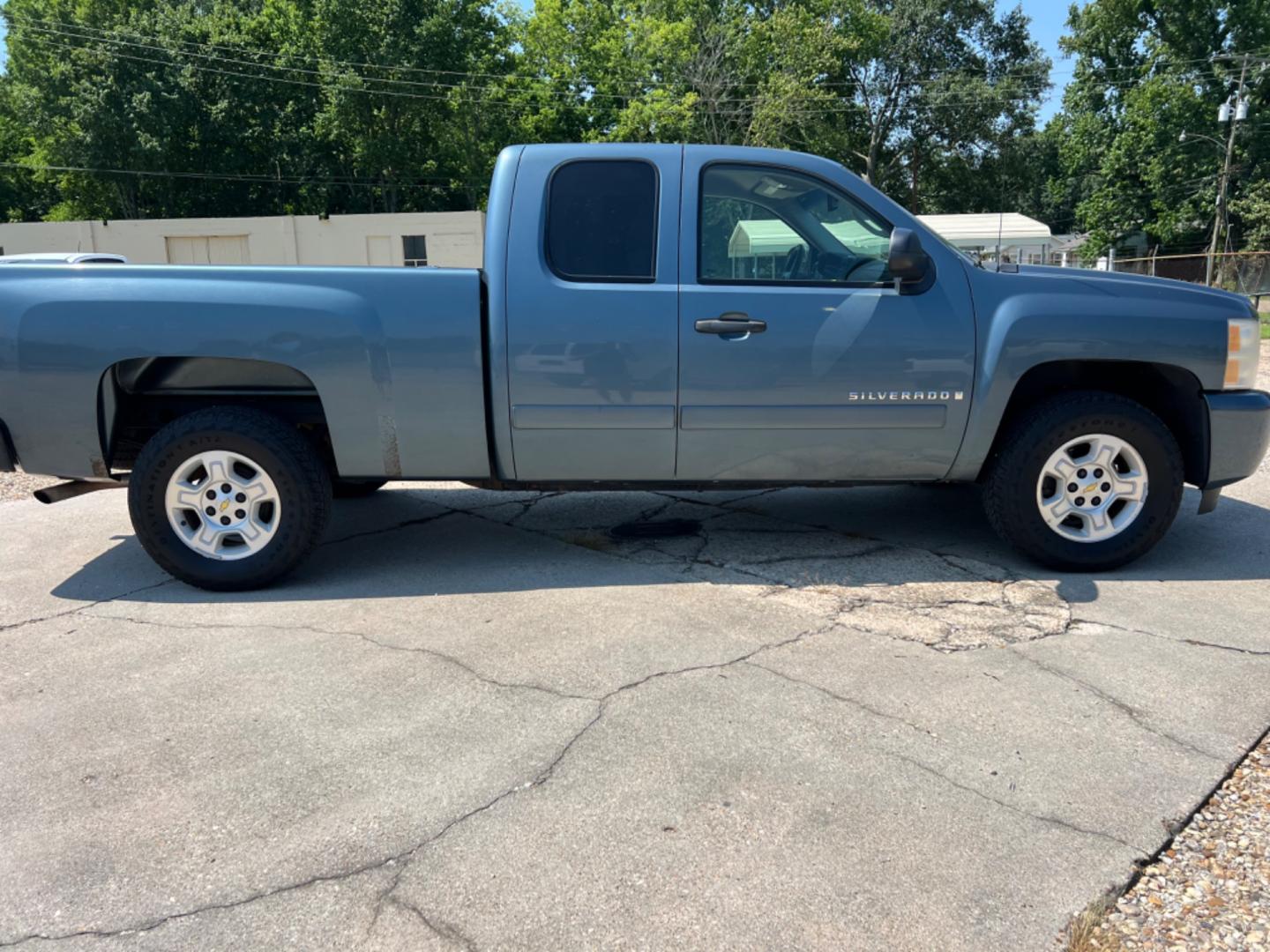 2007 Blue /Gray Chevrolet Silverado 1500 LT (2GCEC19C171) with an 4.8 V8 engine, Automatic transmission, located at 4520 Airline Hwy, Baton Rouge, LA, 70805, (225) 357-1497, 30.509325, -91.145432 - 2007 Chevy Silverado Ext Cab LT 2WD ***One Owner & No Accidents*** 4.8 V8 Gas, 200K Miles, Power Windows, Locks & Mirrors, Cold A/C, Tow Pkg. FOR INFO PLEASE CONTACT JEFF AT 225 357-1497 CHECK OUT OUR A+ RATING WITH THE BETTER BUSINESS BUREAU WE HAVE BEEN A FAMILY OWNED AND OPERATED BUSINESS AT THE - Photo#4