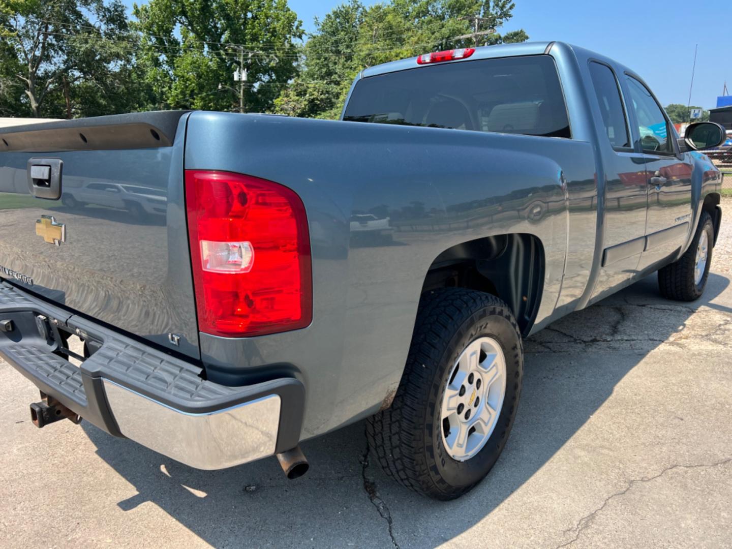 2007 Blue /Gray Chevrolet Silverado 1500 LT (2GCEC19C171) with an 4.8 V8 engine, Automatic transmission, located at 4520 Airline Hwy, Baton Rouge, LA, 70805, (225) 357-1497, 30.509325, -91.145432 - 2007 Chevy Silverado Ext Cab LT 2WD ***One Owner & No Accidents*** 4.8 V8 Gas, 200K Miles, Power Windows, Locks & Mirrors, Cold A/C, Tow Pkg. FOR INFO PLEASE CONTACT JEFF AT 225 357-1497 CHECK OUT OUR A+ RATING WITH THE BETTER BUSINESS BUREAU WE HAVE BEEN A FAMILY OWNED AND OPERATED BUSINESS AT THE - Photo#5