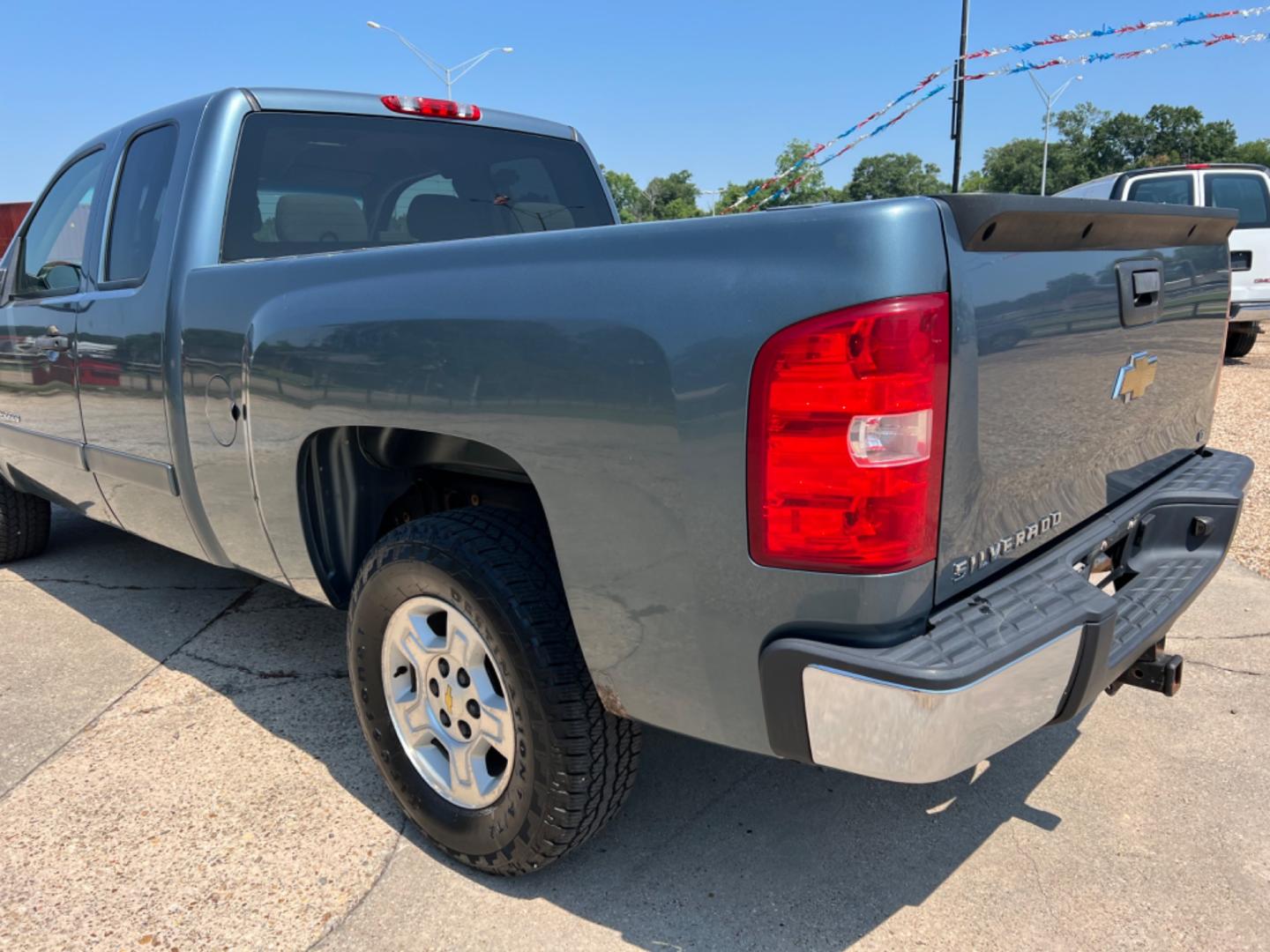 2007 Blue /Gray Chevrolet Silverado 1500 LT (2GCEC19C171) with an 4.8 V8 engine, Automatic transmission, located at 4520 Airline Hwy, Baton Rouge, LA, 70805, (225) 357-1497, 30.509325, -91.145432 - 2007 Chevy Silverado Ext Cab LT 2WD ***One Owner & No Accidents*** 4.8 V8 Gas, 200K Miles, Power Windows, Locks & Mirrors, Cold A/C, Tow Pkg. FOR INFO PLEASE CONTACT JEFF AT 225 357-1497 CHECK OUT OUR A+ RATING WITH THE BETTER BUSINESS BUREAU WE HAVE BEEN A FAMILY OWNED AND OPERATED BUSINESS AT THE - Photo#7