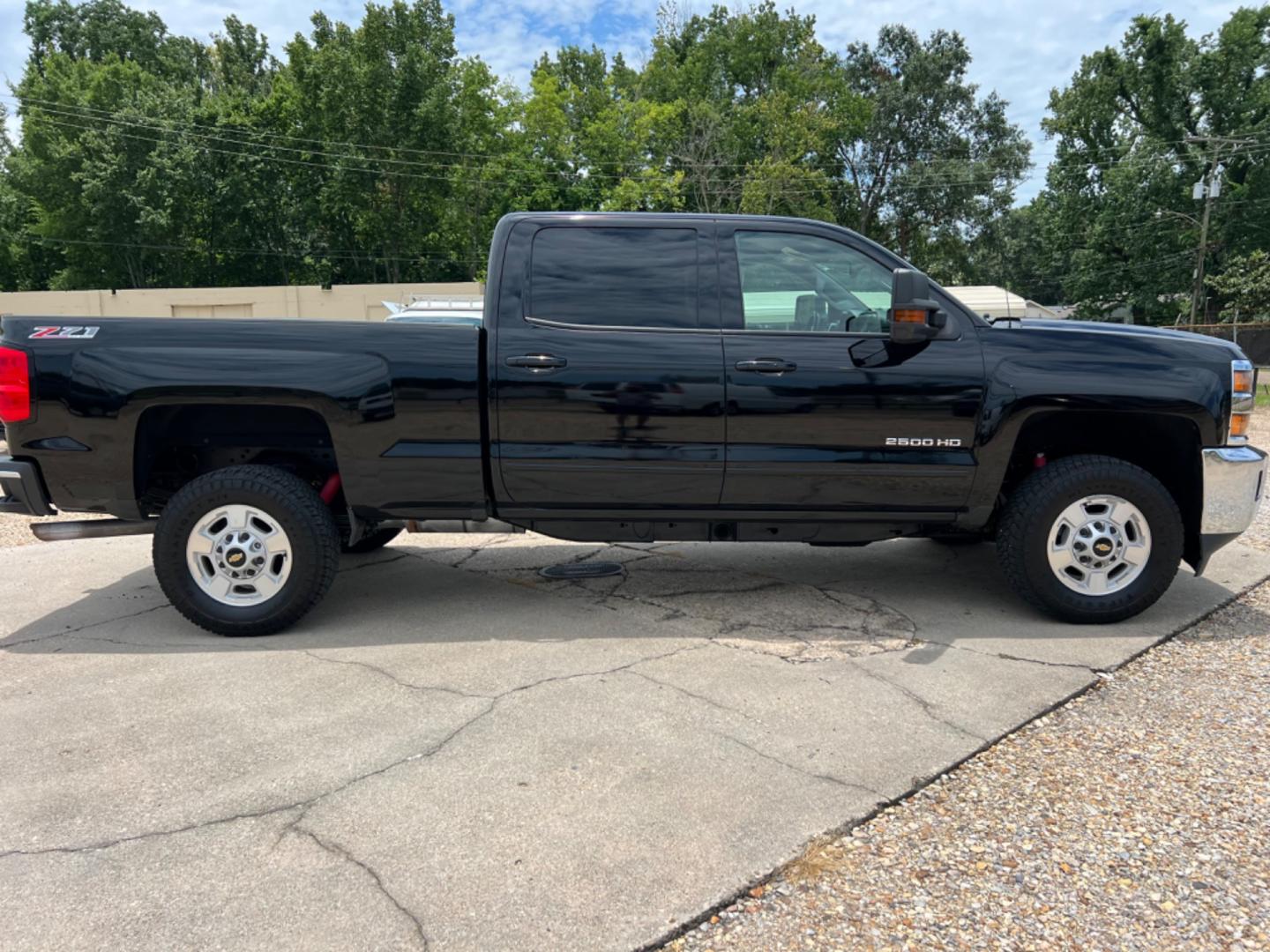 2017 Black /Black Chevrolet Silverado 2500HD LT (1GC1KVEG3HF) with an 6.0L V8 Gas engine, 6-Speed Automatic transmission, located at 4520 Airline Hwy, Baton Rouge, LA, 70805, (225) 357-1497, 30.509325, -91.145432 - 2017 Chevy Silverado 2500HD Crew Cab LT 4WD ***One Owner*** 6.0 V8 Gas, 188K Miles, Power Windows, Locks & Mirrors, Cold A/C, Spray In Bedliner, Backup Camera, Tow Pkg. FOR INFO PLEASE CONTACT JEFF AT 225 357-1497 CHECK OUT OUR A+ RATING WITH THE BETTER BUSINESS BUREAU WE HAVE BEEN A FAMILY OWNED AN - Photo#4