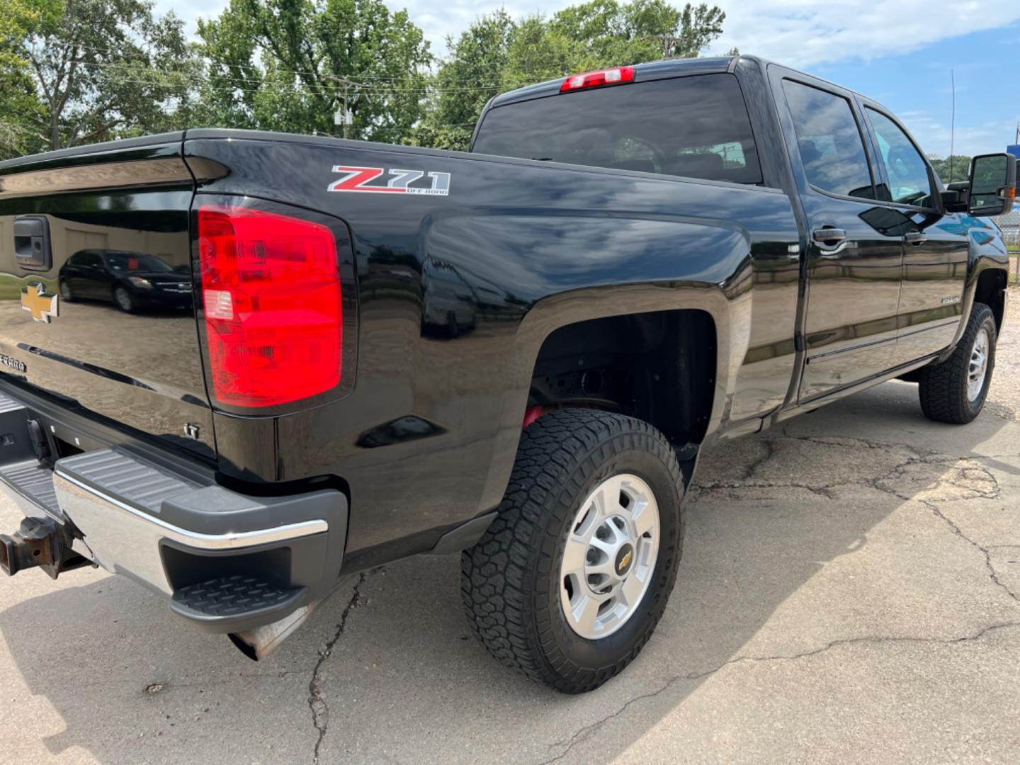 2017 Black /Black Chevrolet Silverado 2500HD LT (1GC1KVEG3HF) with an 6.0L V8 Gas engine, 6-Speed Automatic transmission, located at 4520 Airline Hwy, Baton Rouge, LA, 70805, (225) 357-1497, 30.509325, -91.145432 - 2017 Chevy Silverado 2500HD Crew Cab LT 4WD ***One Owner*** 6.0 V8 Gas, 188K Miles, Power Windows, Locks & Mirrors, Cold A/C, Spray In Bedliner, Backup Camera, Tow Pkg. FOR INFO PLEASE CONTACT JEFF AT 225 357-1497 CHECK OUT OUR A+ RATING WITH THE BETTER BUSINESS BUREAU WE HAVE BEEN A FAMILY OWNED AN - Photo#5