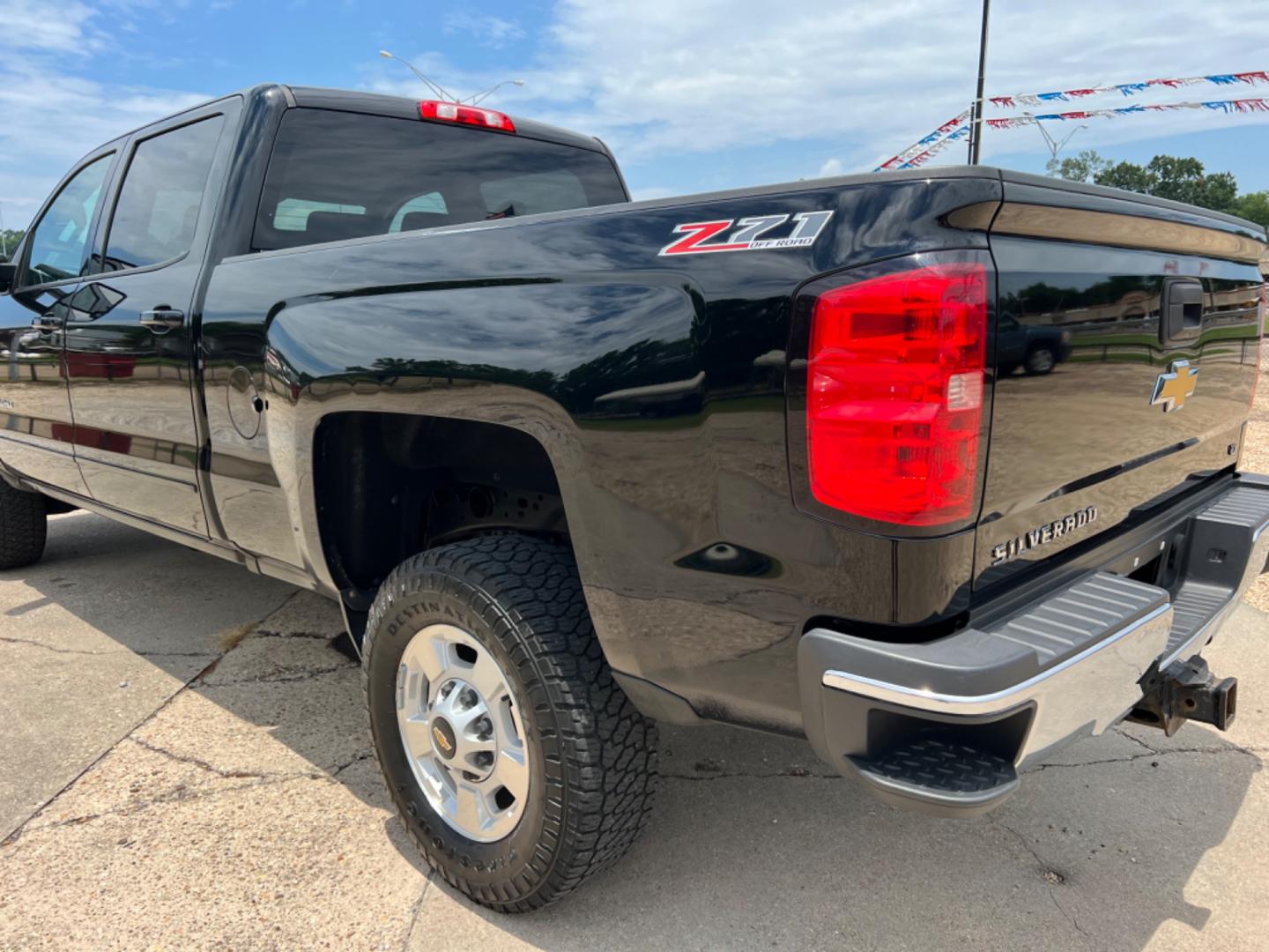 2017 Black /Black Chevrolet Silverado 2500HD LT (1GC1KVEG3HF) with an 6.0L V8 Gas engine, 6-Speed Automatic transmission, located at 4520 Airline Hwy, Baton Rouge, LA, 70805, (225) 357-1497, 30.509325, -91.145432 - 2017 Chevy Silverado 2500HD Crew Cab LT 4WD ***One Owner*** 6.0 V8 Gas, 188K Miles, Power Windows, Locks & Mirrors, Cold A/C, Spray In Bedliner, Backup Camera, Tow Pkg. FOR INFO PLEASE CONTACT JEFF AT 225 357-1497 CHECK OUT OUR A+ RATING WITH THE BETTER BUSINESS BUREAU WE HAVE BEEN A FAMILY OWNED AN - Photo#7