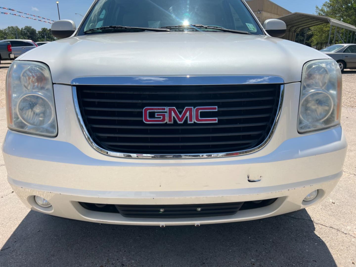 2012 White Diamond /Gray GMC Yukon XL SLT (1GKS1KE08CR) with an 5.3L V8 engine, Automatic transmission, located at 4520 Airline Hwy, Baton Rouge, LA, 70805, (225) 357-1497, 30.509325, -91.145432 - 2012 GMC Yukon XL SLT **No Accidents** 5.3 V8Gas, 154K Miles, Heated Leather, Seating For 8, Power Windows, Locks & Mirrors, Cold A/C, Power Lift Gate, Tow Pkg. Small Dent In Front Bumper Cover (See Pic). FOR INFO PLEASE CONTACT JEFF AT 225 357-1497 CHECK OUT OUR A+ RATING WITH THE BETTER BUSINESS - Photo#2