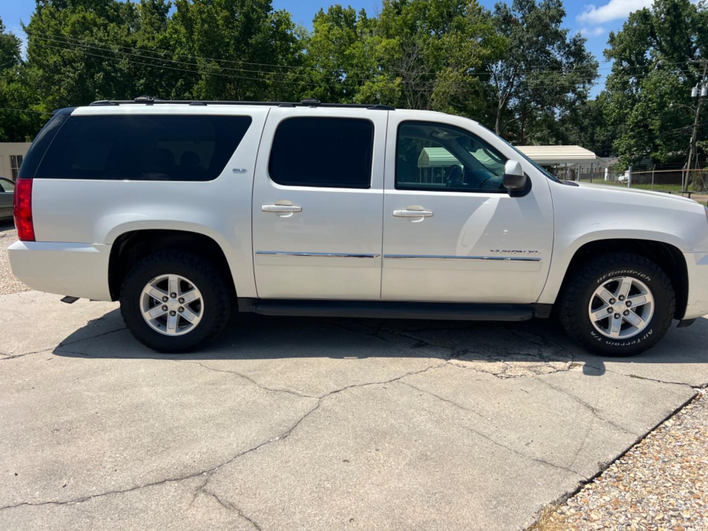 2012 White Diamond /Gray GMC Yukon XL SLT (1GKS1KE08CR) with an 5.3L V8 engine, Automatic transmission, located at 4520 Airline Hwy, Baton Rouge, LA, 70805, (225) 357-1497, 30.509325, -91.145432 - 2012 GMC Yukon XL SLT **No Accidents** 5.3 V8Gas, 154K Miles, Heated Leather, Seating For 8, Power Windows, Locks & Mirrors, Cold A/C, Power Lift Gate, Tow Pkg. Small Dent In Front Bumper Cover (See Pic). FOR INFO PLEASE CONTACT JEFF AT 225 357-1497 CHECK OUT OUR A+ RATING WITH THE BETTER BUSINESS - Photo#4