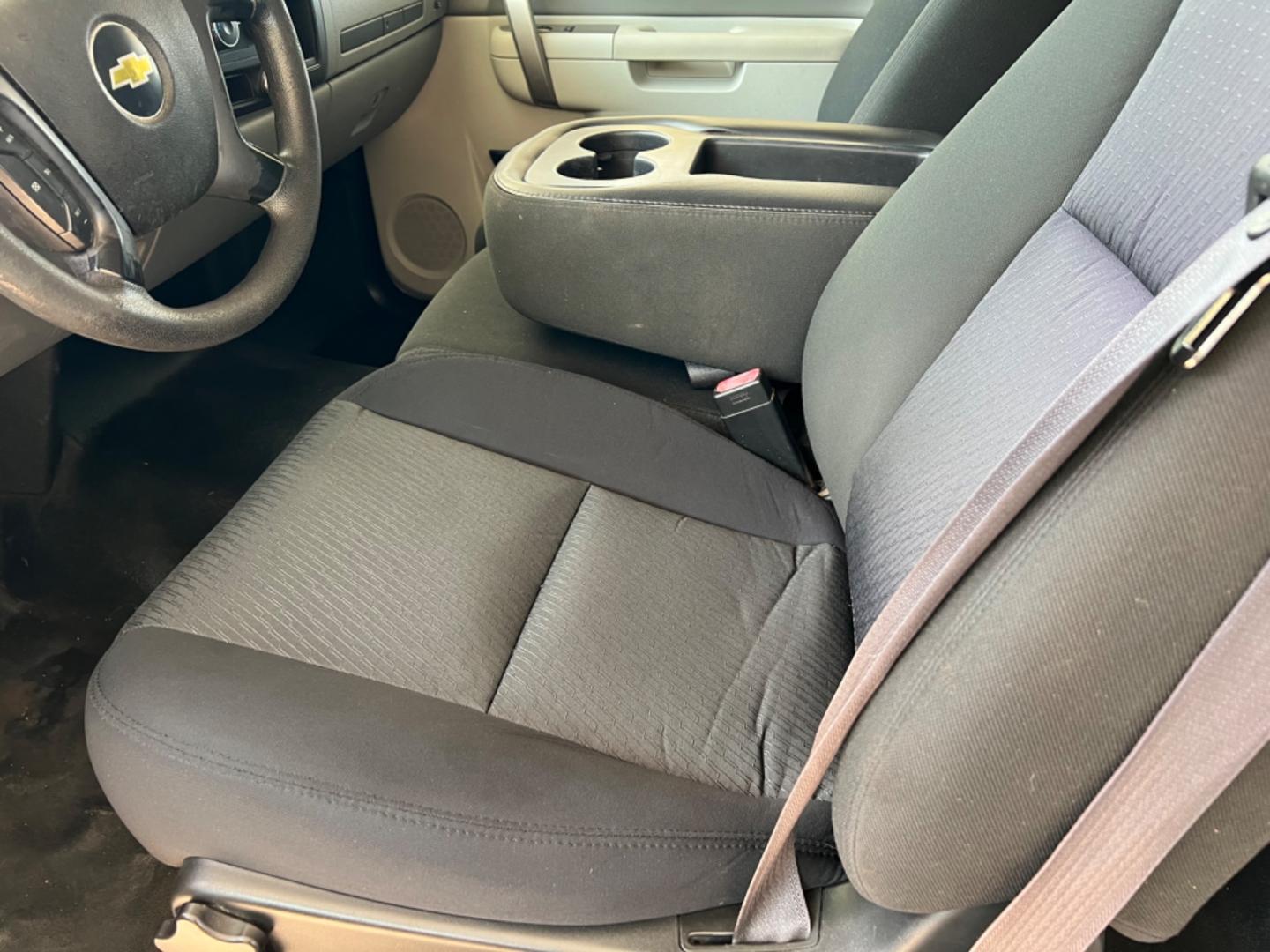 2011 White /Gray Chevrolet Silverado 2500HD (1GC2CVCG7BZ) with an 6.0L V8 Gas engine, Automatic transmission, located at 4520 Airline Hwy, Baton Rouge, LA, 70805, (225) 357-1497, 30.509325, -91.145432 - 2011 Chevy Silverado 2500HD Ext Cab 2WD ***One Owner & No Accidents*** 6.0 V8 Gas, 184K Miles, Power Windows & Locks, Cold A/C, Spray In Bedliner, Tow Pkg. FOR INFO PLEASE CONTACT JEFF AT 225 357-1497 CHECK OUT OUR A+ RATING WITH THE BETTER BUSINESS BUREAU WE HAVE BEEN A FAMILY OWNED AND OPERATED B - Photo#11