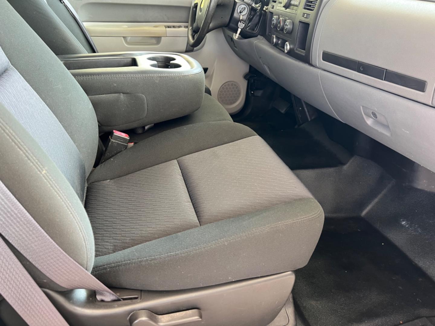 2011 White /Gray Chevrolet Silverado 2500HD (1GC2CVCG7BZ) with an 6.0L V8 Gas engine, Automatic transmission, located at 4520 Airline Hwy, Baton Rouge, LA, 70805, (225) 357-1497, 30.509325, -91.145432 - 2011 Chevy Silverado 2500HD Ext Cab 2WD ***One Owner & No Accidents*** 6.0 V8 Gas, 184K Miles, Power Windows & Locks, Cold A/C, Spray In Bedliner, Tow Pkg. FOR INFO PLEASE CONTACT JEFF AT 225 357-1497 CHECK OUT OUR A+ RATING WITH THE BETTER BUSINESS BUREAU WE HAVE BEEN A FAMILY OWNED AND OPERATED B - Photo#12