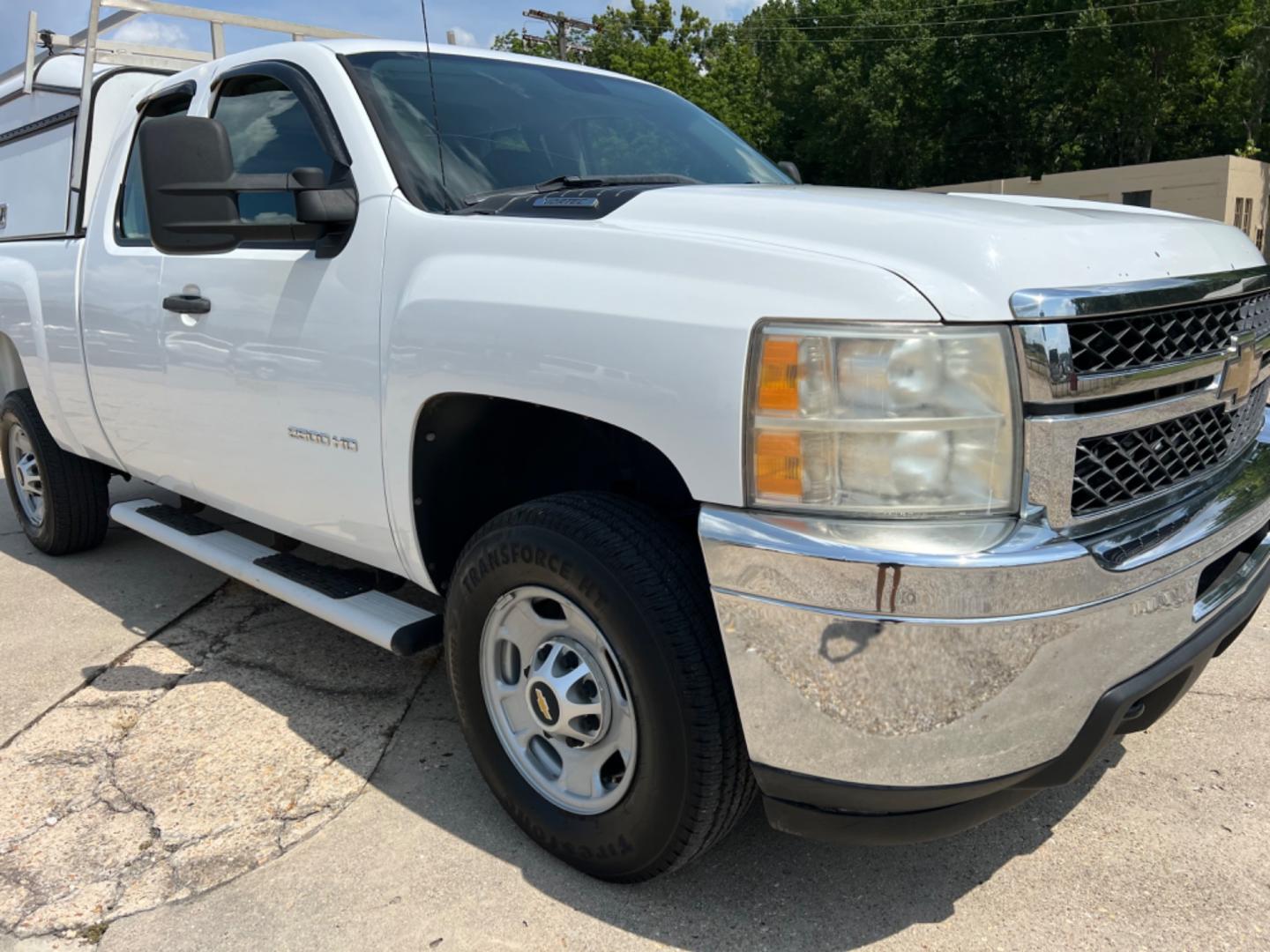 2011 White /Gray Chevrolet Silverado 2500HD (1GC2CVCG7BZ) with an 6.0L V8 Gas engine, Automatic transmission, located at 4520 Airline Hwy, Baton Rouge, LA, 70805, (225) 357-1497, 30.509325, -91.145432 - 2011 Chevy Silverado 2500HD Ext Cab 2WD ***One Owner & No Accidents*** 6.0 V8 Gas, 184K Miles, Power Windows & Locks, Cold A/C, Spray In Bedliner, Tow Pkg. FOR INFO PLEASE CONTACT JEFF AT 225 357-1497 CHECK OUT OUR A+ RATING WITH THE BETTER BUSINESS BUREAU WE HAVE BEEN A FAMILY OWNED AND OPERATED B - Photo#3