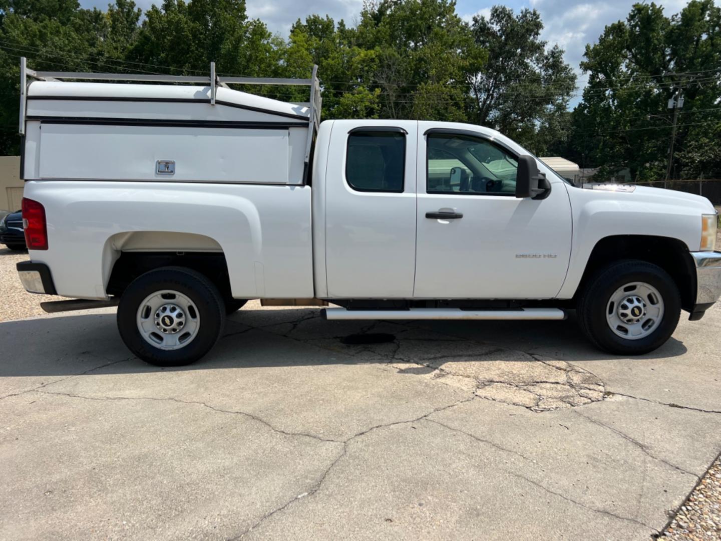 2011 White /Gray Chevrolet Silverado 2500HD (1GC2CVCG7BZ) with an 6.0L V8 Gas engine, Automatic transmission, located at 4520 Airline Hwy, Baton Rouge, LA, 70805, (225) 357-1497, 30.509325, -91.145432 - 2011 Chevy Silverado 2500HD Ext Cab 2WD ***One Owner & No Accidents*** 6.0 V8 Gas, 184K Miles, Power Windows & Locks, Cold A/C, Spray In Bedliner, Tow Pkg. FOR INFO PLEASE CONTACT JEFF AT 225 357-1497 CHECK OUT OUR A+ RATING WITH THE BETTER BUSINESS BUREAU WE HAVE BEEN A FAMILY OWNED AND OPERATED B - Photo#4