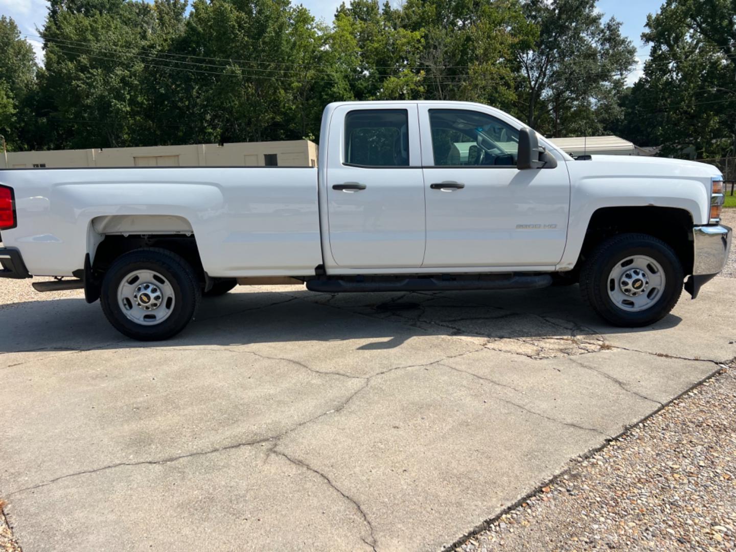 2017 White /Gray Chevrolet Silverado 2500HD (1GC2CUEG6HZ) with an 6.0L V8 engine, Automatic transmission, located at 4520 Airline Hwy, Baton Rouge, LA, 70805, (225) 357-1497, 30.509325, -91.145432 - 2017 Chevrolet Silverado 2500HD Double Cab 2WD 8Ft Bed, 6.0 V8 Gas, 180K Miles, Power Windows & Locks, Cold A/C, New Tires, Tow Pkg. Has Minor Dings & Scratches. FOR INFO PLEASE CONTACT JEFF AT 225 357-1497 CHECK OUT OUR A+ RATING WITH THE BETTER BUSINESS BUREAU WE HAVE BEEN A FAMILY OWNED AND OPERA - Photo#4