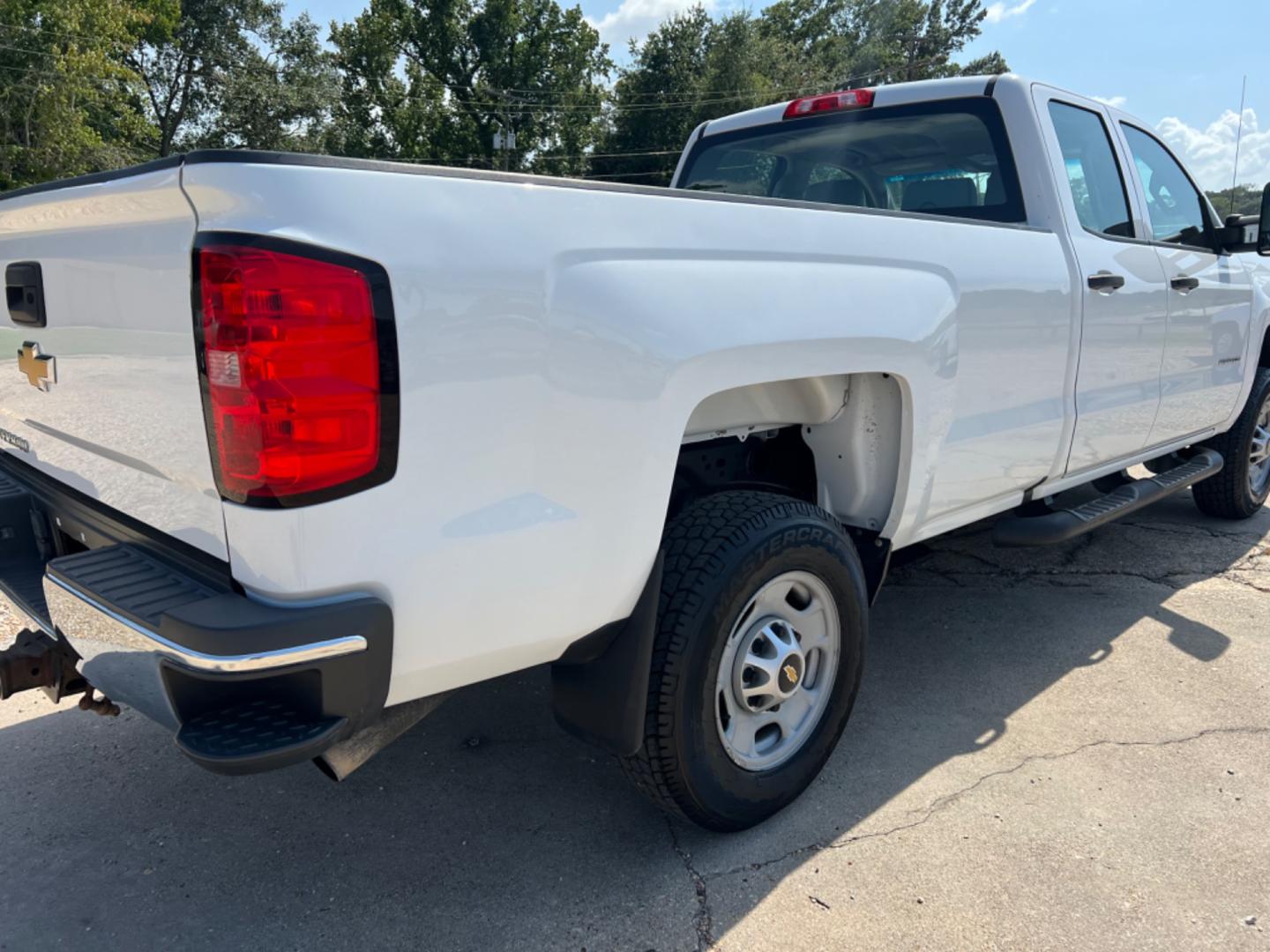 2017 White /Gray Chevrolet Silverado 2500HD (1GC2CUEG6HZ) with an 6.0L V8 engine, Automatic transmission, located at 4520 Airline Hwy, Baton Rouge, LA, 70805, (225) 357-1497, 30.509325, -91.145432 - 2017 Chevrolet Silverado 2500HD Double Cab 2WD 8Ft Bed, 6.0 V8 Gas, 180K Miles, Power Windows & Locks, Cold A/C, New Tires, Tow Pkg. Has Minor Dings & Scratches. FOR INFO PLEASE CONTACT JEFF AT 225 357-1497 CHECK OUT OUR A+ RATING WITH THE BETTER BUSINESS BUREAU WE HAVE BEEN A FAMILY OWNED AND OPERA - Photo#5