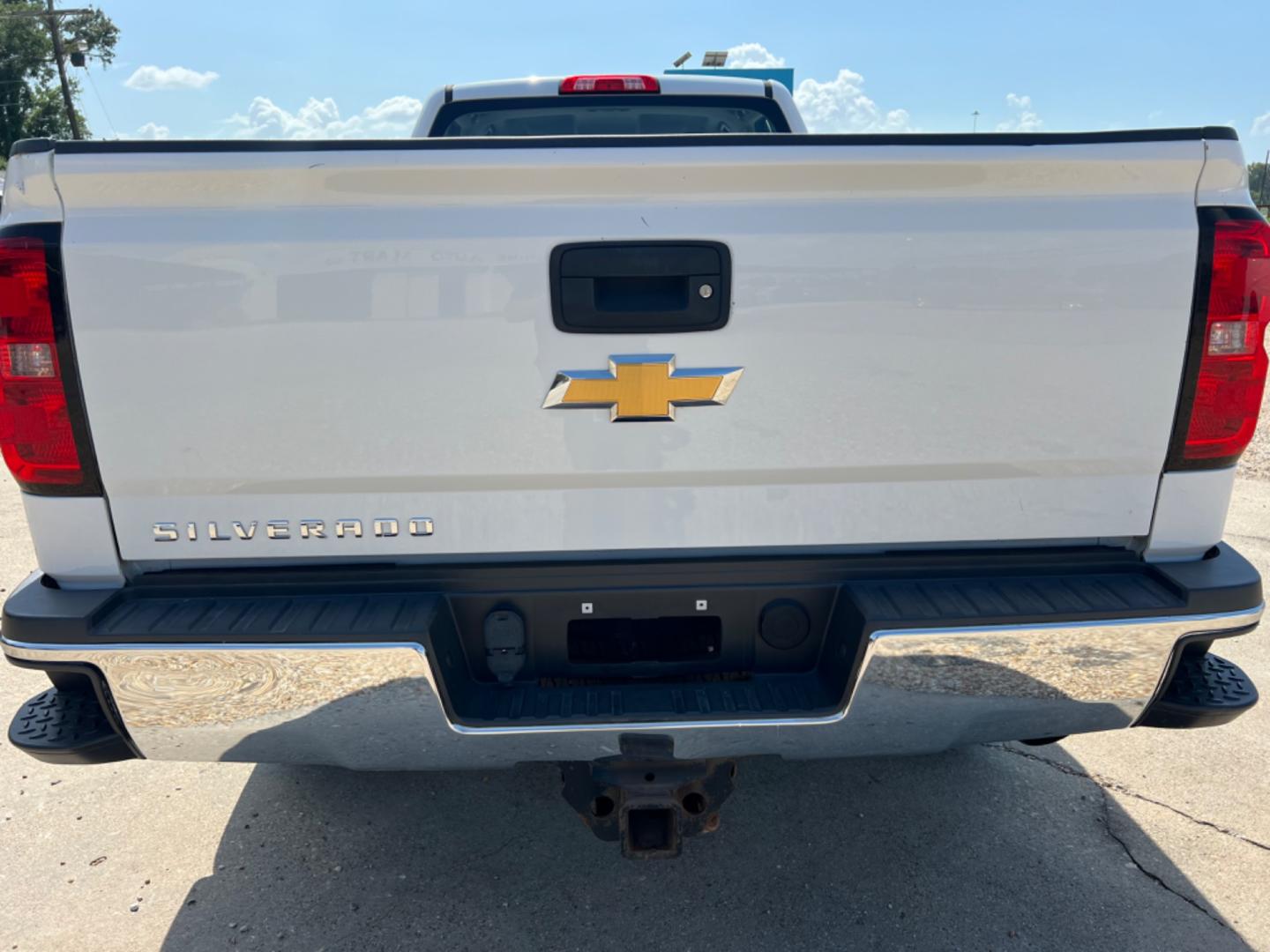 2017 White /Gray Chevrolet Silverado 2500HD (1GC2CUEG6HZ) with an 6.0L V8 engine, Automatic transmission, located at 4520 Airline Hwy, Baton Rouge, LA, 70805, (225) 357-1497, 30.509325, -91.145432 - 2017 Chevrolet Silverado 2500HD Double Cab 2WD 8Ft Bed, 6.0 V8 Gas, 180K Miles, Power Windows & Locks, Cold A/C, New Tires, Tow Pkg. Has Minor Dings & Scratches. FOR INFO PLEASE CONTACT JEFF AT 225 357-1497 CHECK OUT OUR A+ RATING WITH THE BETTER BUSINESS BUREAU WE HAVE BEEN A FAMILY OWNED AND OPERA - Photo#6