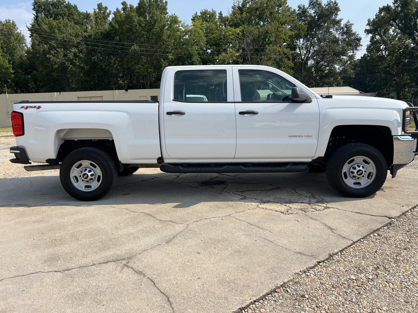 2017 White /Gray Chevrolet Silverado 2500HD Work Truck (1GC1KUEG0HF) with an 6.0L V8 Gas engine, 6-Speed Automatic transmission, located at 4520 Airline Hwy, Baton Rouge, LA, 70805, (225) 357-1497, 30.509325, -91.145432 - 2017 Chevrolet Silverado 2500HD Crew Cab 4WD, 6.0 V8 Gas, 169K Miles, Manual 4WD Shift On The Floor, Power Windows & Locks, Cold A/C, New Tires, Retrax Bed Cover, Spray In Liner. FOR INFO PLEASE CONTACT JEFF AT 225 357-1497 CHECK OUT OUR A+ RATING WITH THE BETTER BUSINESS BUREAU WE HAVE BEEN A FAMIL - Photo#4