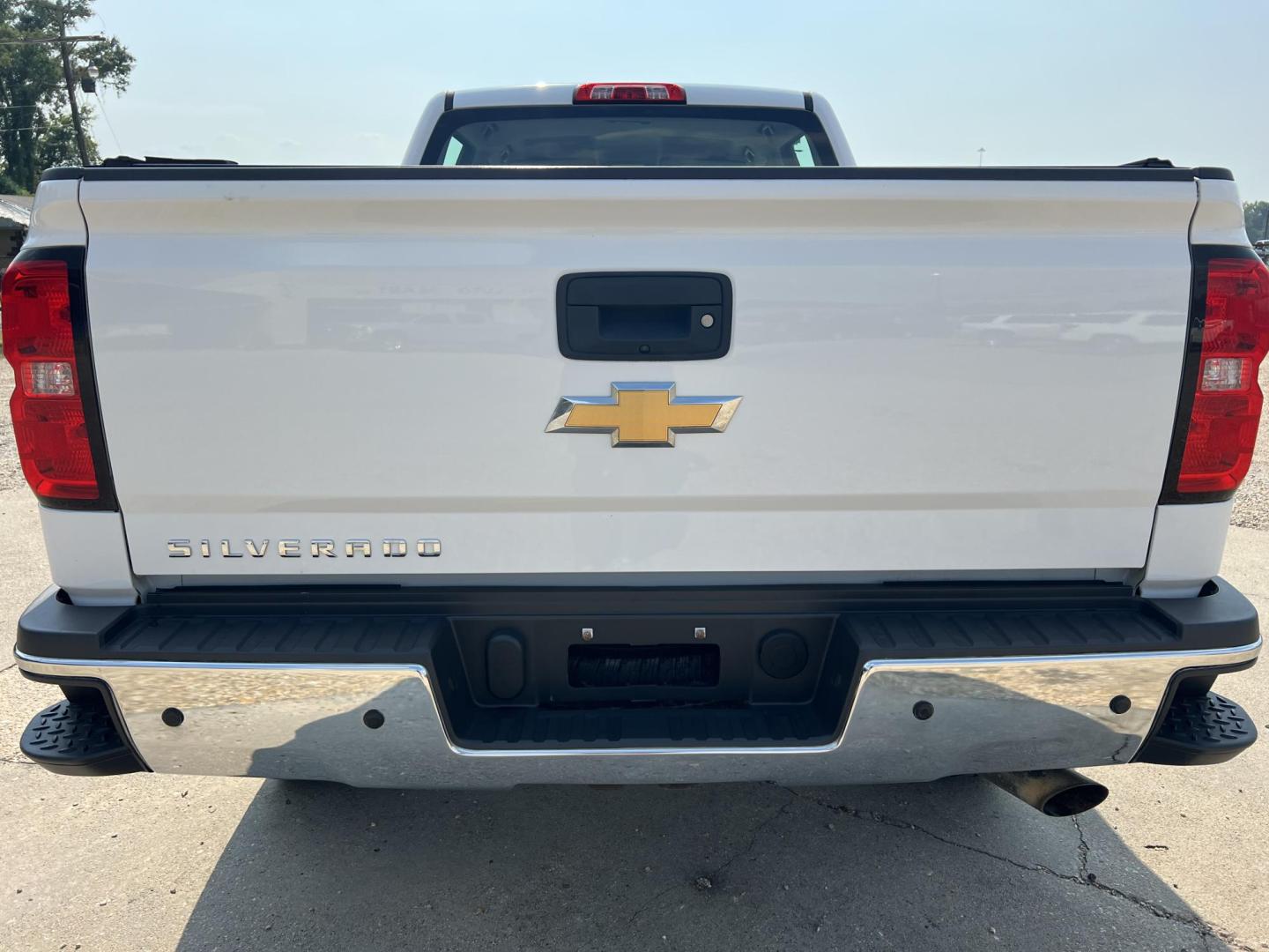 2017 White /Gray Chevrolet Silverado 2500HD Work Truck (1GC1KUEG0HF) with an 6.0L V8 Gas engine, 6-Speed Automatic transmission, located at 4520 Airline Hwy, Baton Rouge, LA, 70805, (225) 357-1497, 30.509325, -91.145432 - 2017 Chevrolet Silverado 2500HD Crew Cab 4WD, 6.0 V8 Gas, 169K Miles, Manual 4WD Shift On The Floor, Power Windows & Locks, Cold A/C, New Tires, Retrax Bed Cover, Spray In Liner. FOR INFO PLEASE CONTACT JEFF AT 225 357-1497 CHECK OUT OUR A+ RATING WITH THE BETTER BUSINESS BUREAU WE HAVE BEEN A FAMIL - Photo#5