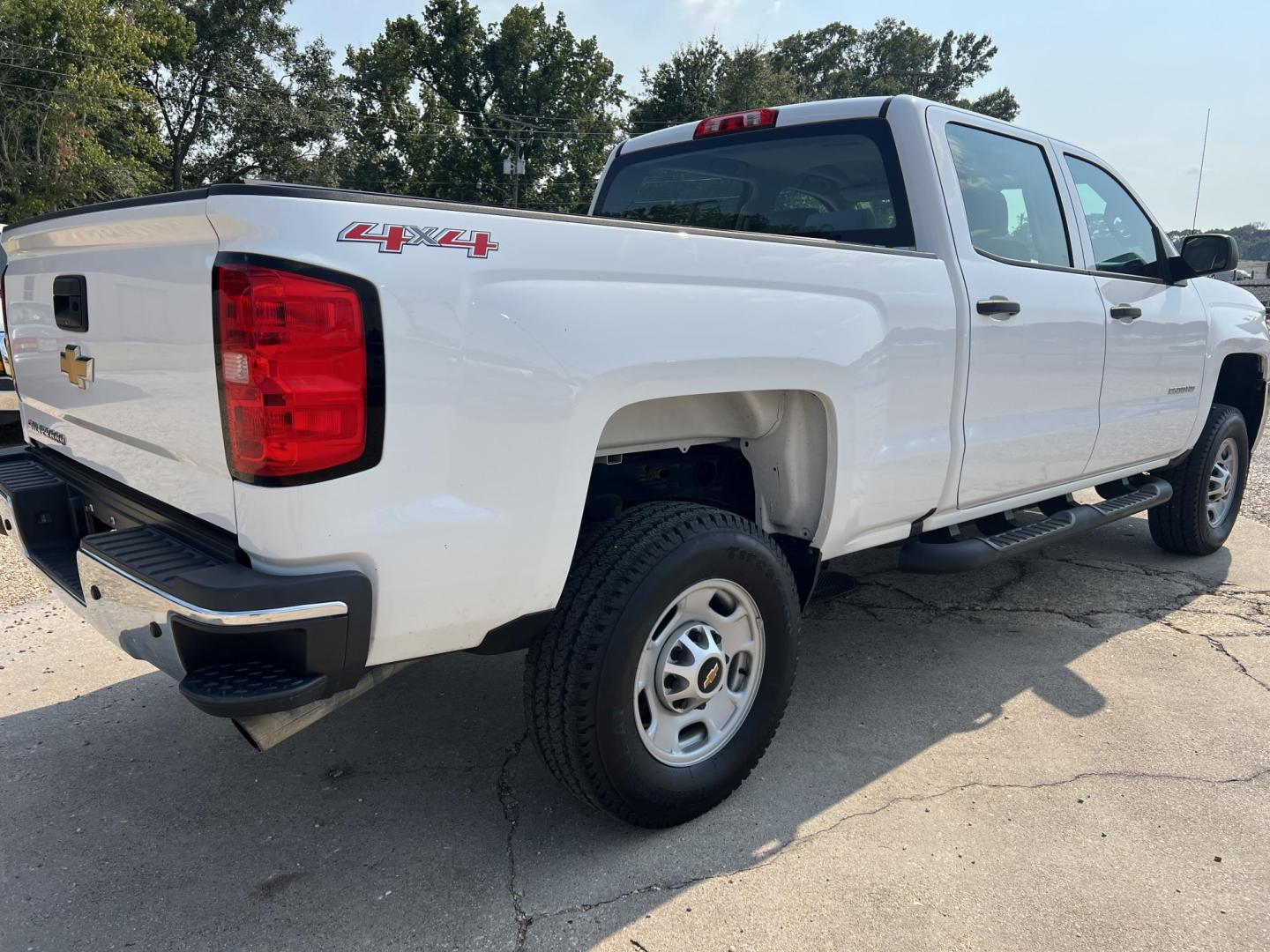 2017 White /Gray Chevrolet Silverado 2500HD Work Truck (1GC1KUEG0HF) with an 6.0L V8 Gas engine, 6-Speed Automatic transmission, located at 4520 Airline Hwy, Baton Rouge, LA, 70805, (225) 357-1497, 30.509325, -91.145432 - 2017 Chevrolet Silverado 2500HD Crew Cab 4WD, 6.0 V8 Gas, 169K Miles, Manual 4WD Shift On The Floor, Power Windows & Locks, Cold A/C, New Tires, Retrax Bed Cover, Spray In Liner. FOR INFO PLEASE CONTACT JEFF AT 225 357-1497 CHECK OUT OUR A+ RATING WITH THE BETTER BUSINESS BUREAU WE HAVE BEEN A FAMIL - Photo#6